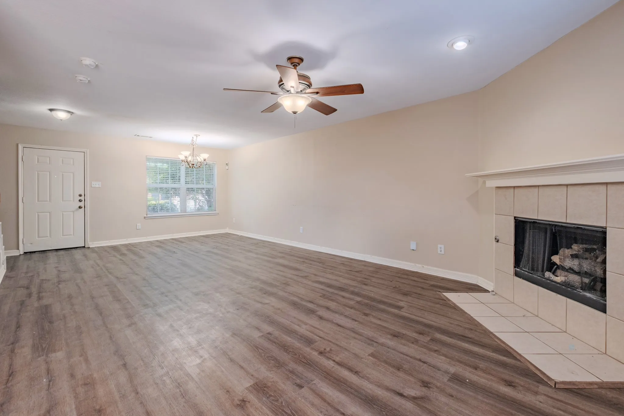 Single Family Residence For Sale in Tarrant County , 13249 Elmhurst Drive, Fort Worth, Texas 76244, 4 Bedroom, 3 Bathroom, 2 Garage spaces, 1,973 Sqft, built in 2002, mls#21384387, Real Estate Agent in Fort Worth, Homes For Sale in Tarrant county, Homes For Sale in Fort Worth, Realtor in Fort Worth Texas, Real Estate Brokerage Independent Realty Texas, Luminita Cordes Realtor
