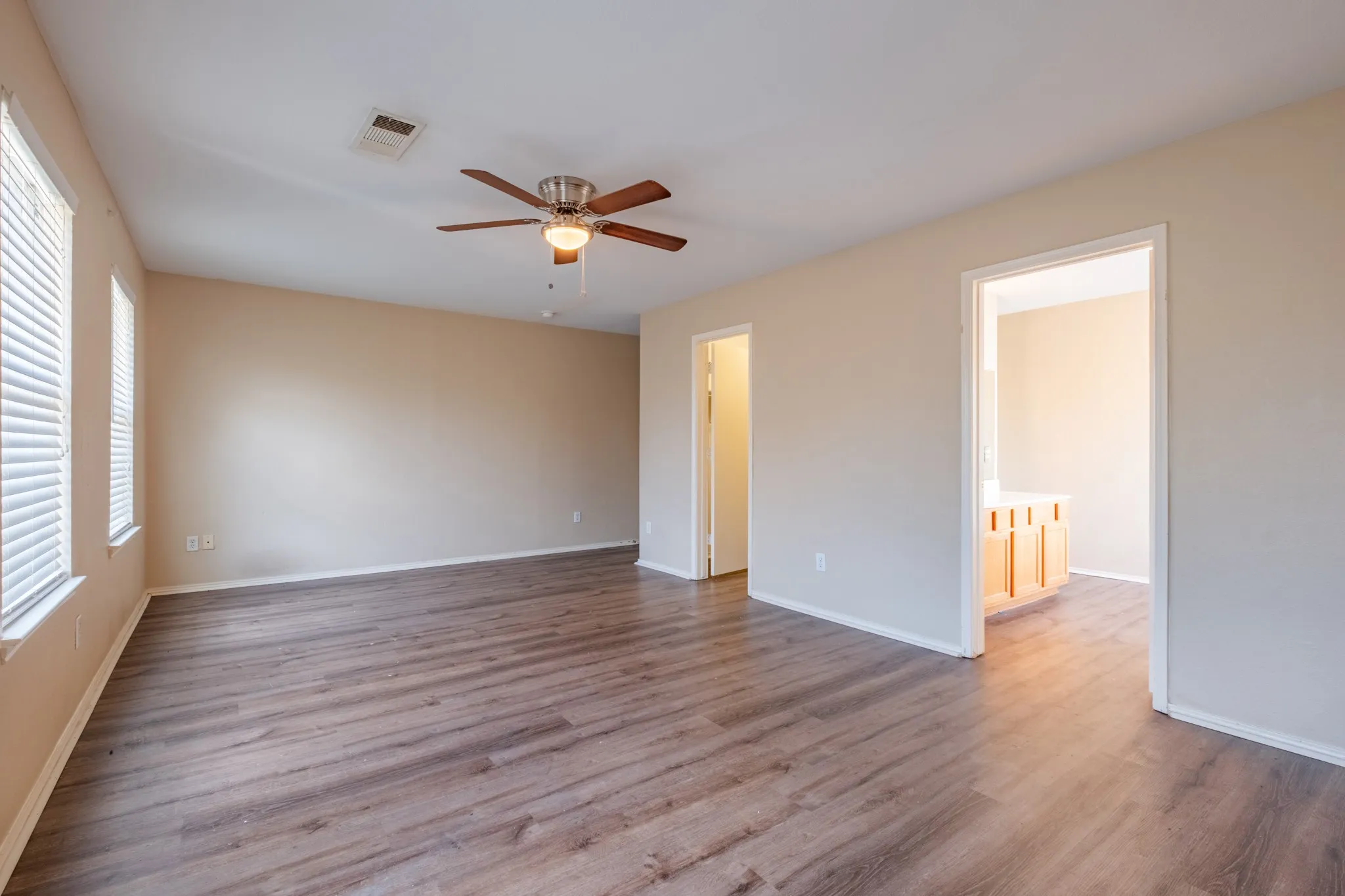 Single Family Residence For Sale in Tarrant County , 13249 Elmhurst Drive, Fort Worth, Texas 76244, 4 Bedroom, 3 Bathroom, 2 Garage spaces, 1,973 Sqft, built in 2002, mls#21384387, Real Estate Agent in Fort Worth, Homes For Sale in Tarrant county, Homes For Sale in Fort Worth, Realtor in Fort Worth Texas, Real Estate Brokerage Independent Realty Texas, Luminita Cordes Realtor