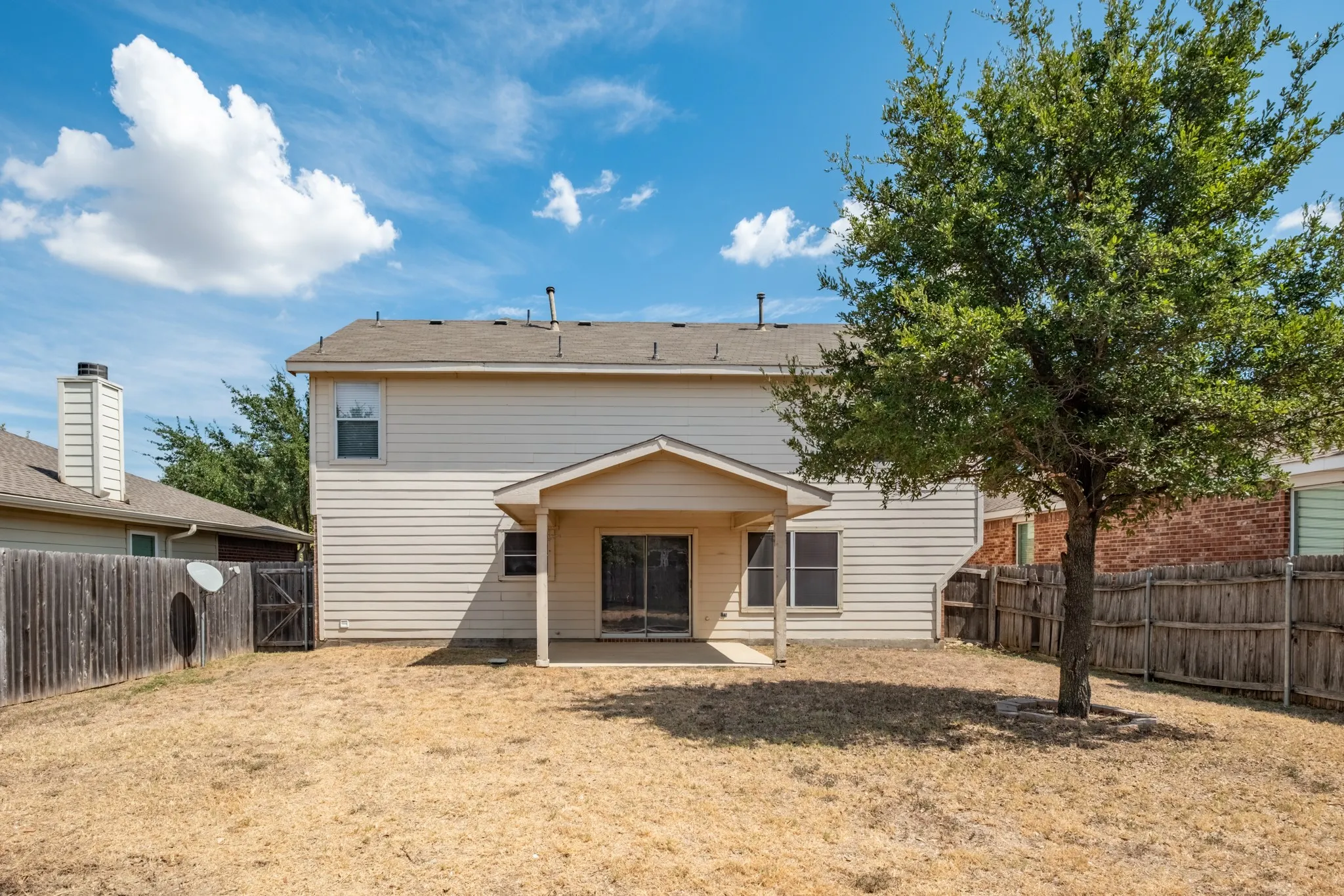 Single Family Residence For Sale in Tarrant County , 13249 Elmhurst Drive, Fort Worth, Texas 76244, 4 Bedroom, 3 Bathroom, 2 Garage spaces, 1,973 Sqft, built in 2002, mls#21384387, Real Estate Agent in Fort Worth, Homes For Sale in Tarrant county, Homes For Sale in Fort Worth, Realtor in Fort Worth Texas, Real Estate Brokerage Independent Realty Texas, Luminita Cordes Realtor