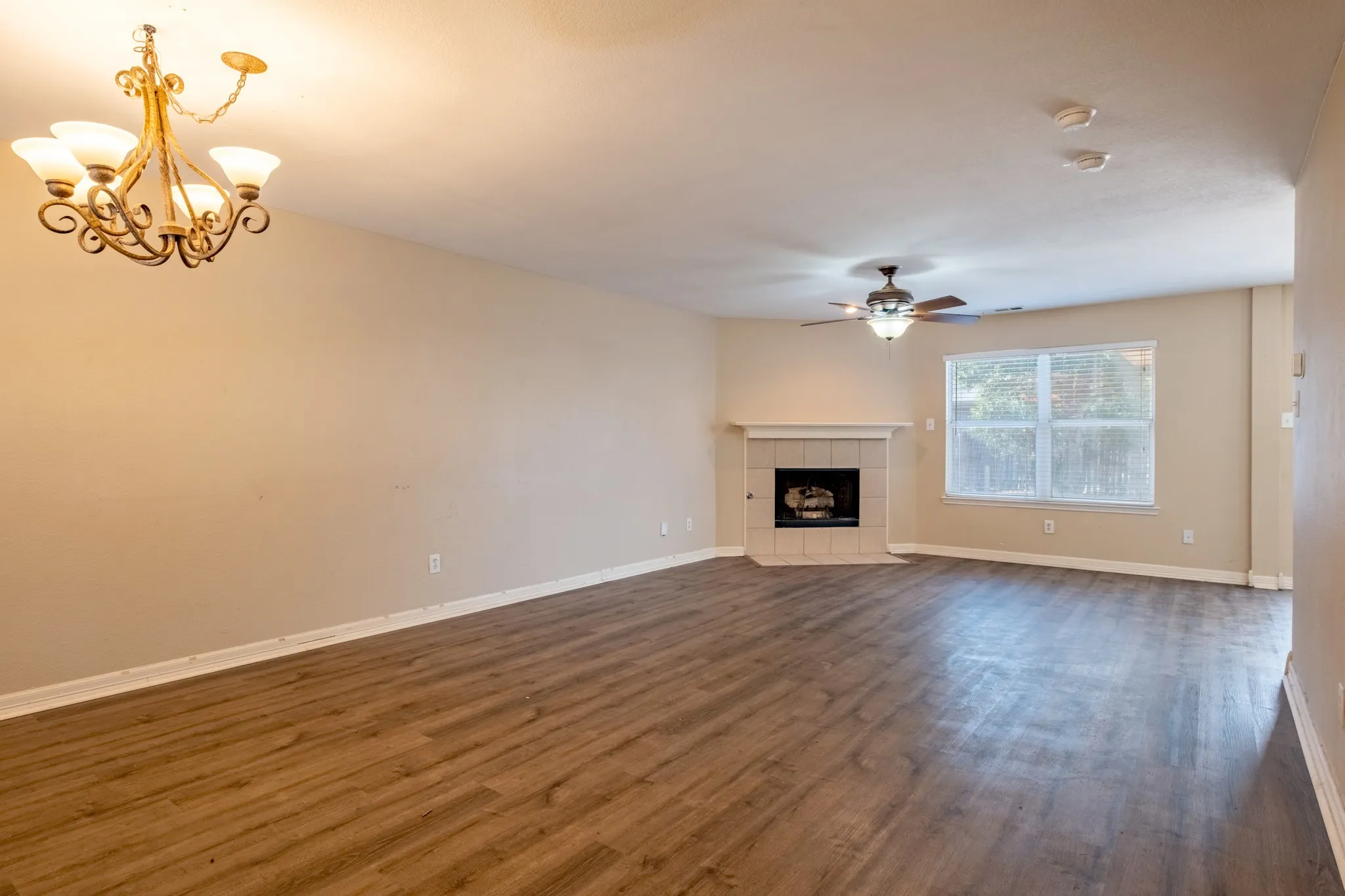Single Family Residence For Sale in Tarrant County , 13249 Elmhurst Drive, Fort Worth, Texas 76244, 4 Bedroom, 3 Bathroom, 2 Garage spaces, 1,973 Sqft, built in 2002, mls#21384387, Real Estate Agent in Fort Worth, Homes For Sale in Tarrant county, Homes For Sale in Fort Worth, Realtor in Fort Worth Texas, Real Estate Brokerage Independent Realty Texas, Luminita Cordes Realtor