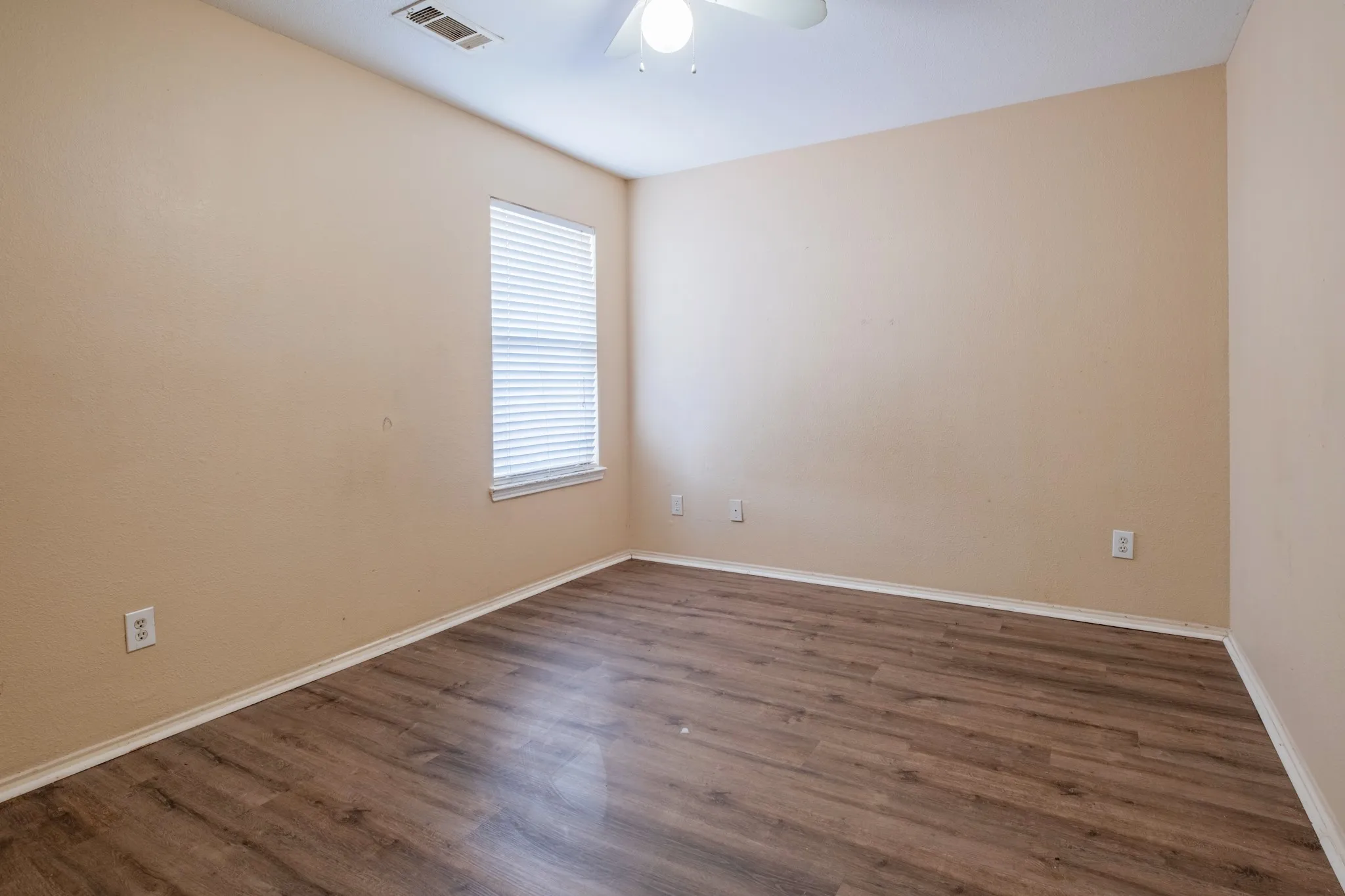 Single Family Residence For Sale in Tarrant County , 13249 Elmhurst Drive, Fort Worth, Texas 76244, 4 Bedroom, 3 Bathroom, 2 Garage spaces, 1,973 Sqft, built in 2002, mls#21384387, Real Estate Agent in Fort Worth, Homes For Sale in Tarrant county, Homes For Sale in Fort Worth, Realtor in Fort Worth Texas, Real Estate Brokerage Independent Realty Texas, Luminita Cordes Realtor