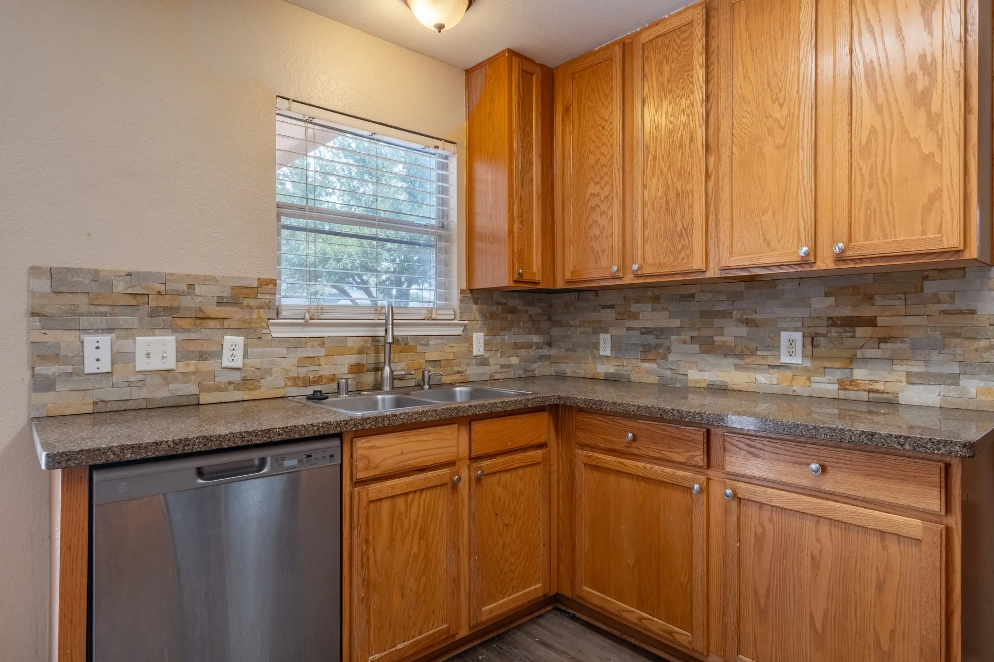 Single Family Residence For Sale in Tarrant County , 13249 Elmhurst Drive, Fort Worth, Texas 76244, 4 Bedroom, 3 Bathroom, 2 Garage spaces, 1,973 Sqft, built in 2002, mls#21384387, Real Estate Agent in Fort Worth, Homes For Sale in Tarrant county, Homes For Sale in Fort Worth, Realtor in Fort Worth Texas, Real Estate Brokerage Independent Realty Texas, Luminita Cordes Realtor