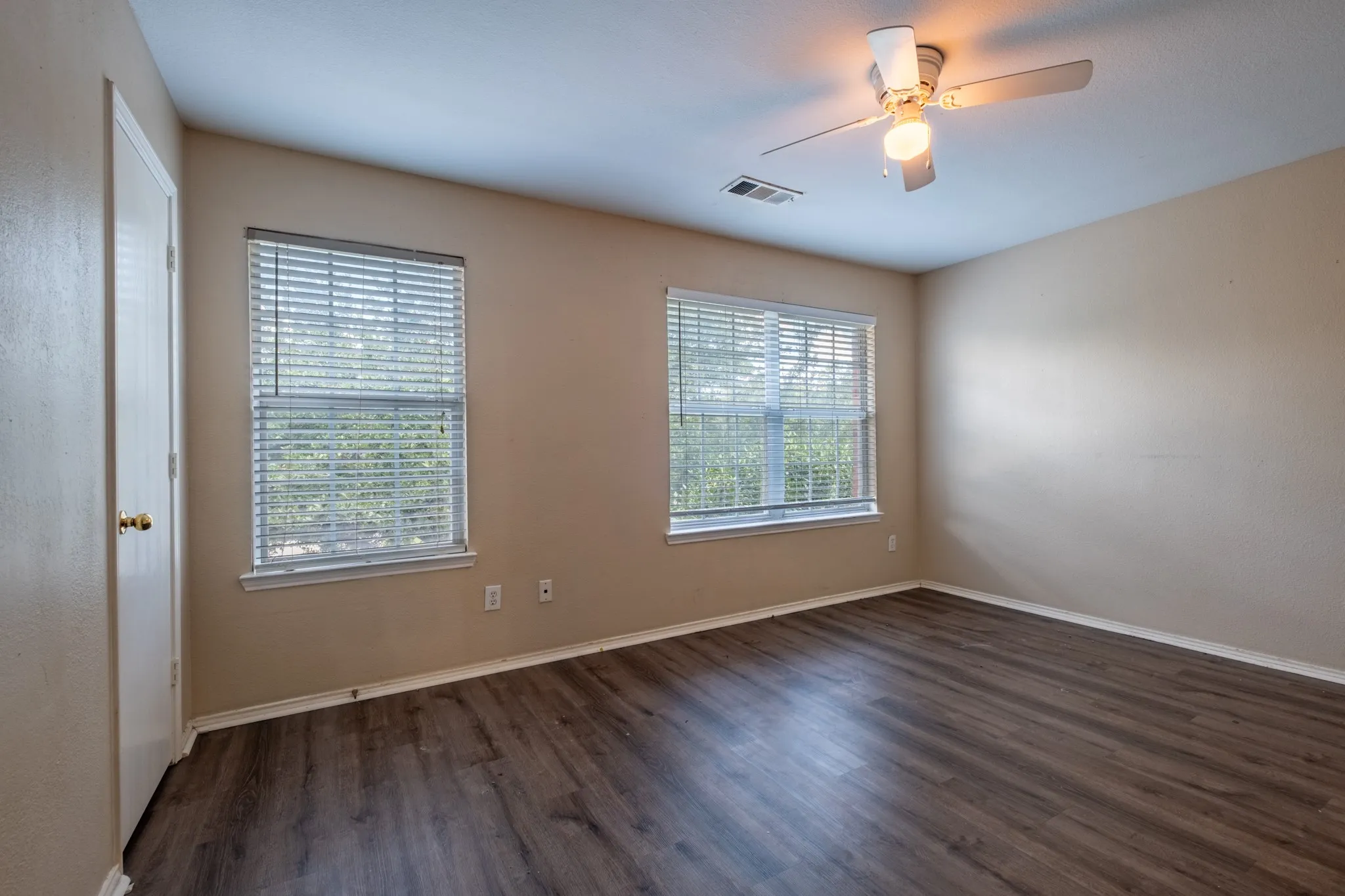 Single Family Residence For Sale in Tarrant County , 13249 Elmhurst Drive, Fort Worth, Texas 76244, 4 Bedroom, 3 Bathroom, 2 Garage spaces, 1,973 Sqft, built in 2002, mls#21384387, Real Estate Agent in Fort Worth, Homes For Sale in Tarrant county, Homes For Sale in Fort Worth, Realtor in Fort Worth Texas, Real Estate Brokerage Independent Realty Texas, Luminita Cordes Realtor