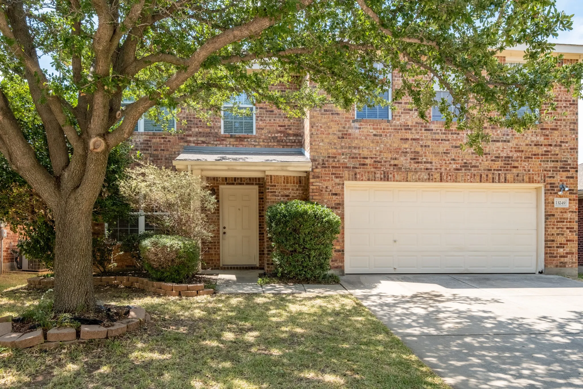 Single Family Residence For Sale in Tarrant County , 13249 Elmhurst Drive, Fort Worth, Texas 76244, 4 Bedroom, 3 Bathroom, 2 Garage spaces, 1,973 Sqft, built in 2002, mls#21384387, Real Estate Agent in Fort Worth, Homes For Sale in Tarrant county, Homes For Sale in Fort Worth, Realtor in Fort Worth Texas, Real Estate Brokerage Independent Realty Texas, Luminita Cordes Realtor