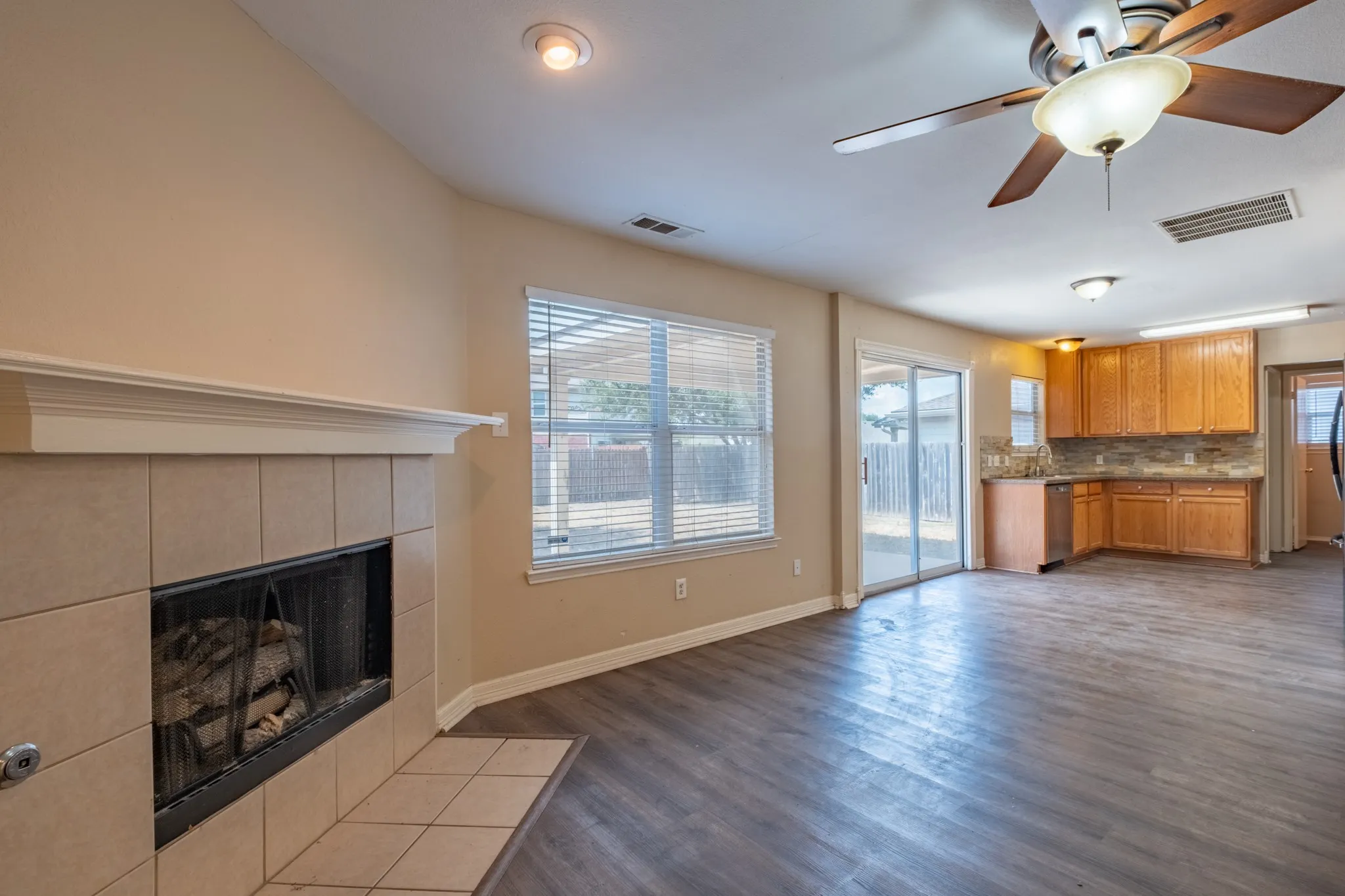 Single Family Residence For Sale in Tarrant County , 13249 Elmhurst Drive, Fort Worth, Texas 76244, 4 Bedroom, 3 Bathroom, 2 Garage spaces, 1,973 Sqft, built in 2002, mls#21384387, Real Estate Agent in Fort Worth, Homes For Sale in Tarrant county, Homes For Sale in Fort Worth, Realtor in Fort Worth Texas, Real Estate Brokerage Independent Realty Texas, Luminita Cordes Realtor