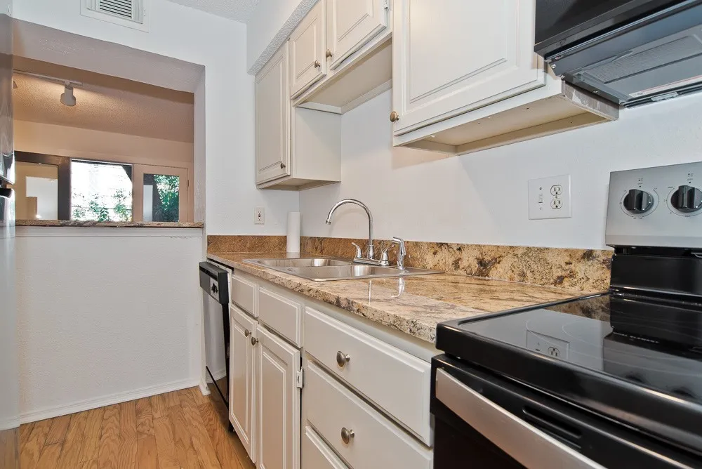 Condominium For Sale in Dallas County , 5757 E University Boulevard 27Y, Dallas, Texas 75206, 1 Bedroom, 2 Bathroom, Garage spaces, 768 Sqft, built in 1983, mls#21384372, Real Estate Agent in Dallas, Homes For Sale in Dallas county, Homes For Sale in Dallas, Realtor in Dallas Texas, Real Estate Brokerage Independent Realty Texas, Luminita Cordes Realtor