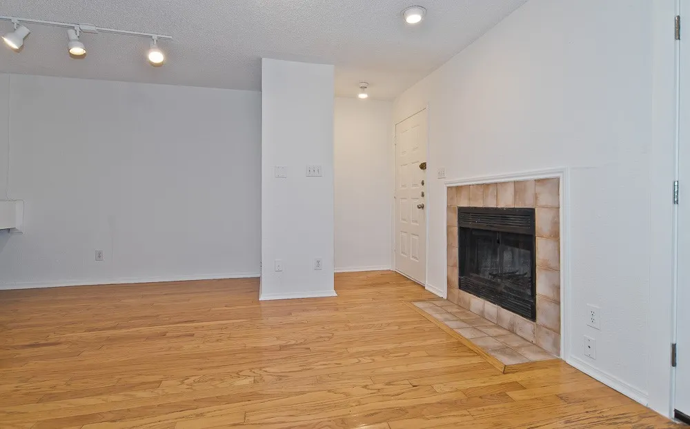 Condominium For Sale in Dallas County , 5757 E University Boulevard 27Y, Dallas, Texas 75206, 1 Bedroom, 2 Bathroom, Garage spaces, 768 Sqft, built in 1983, mls#21384372, Real Estate Agent in Dallas, Homes For Sale in Dallas county, Homes For Sale in Dallas, Realtor in Dallas Texas, Real Estate Brokerage Independent Realty Texas, Luminita Cordes Realtor
