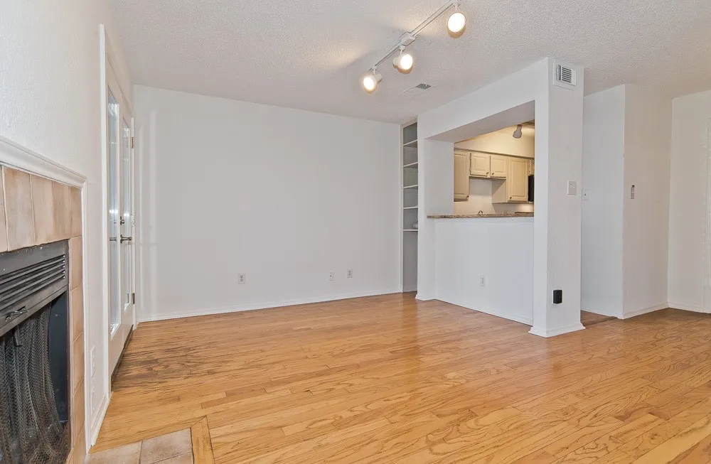 Condominium For Sale in Dallas County , 5757 E University Boulevard 27Y, Dallas, Texas 75206, 1 Bedroom, 2 Bathroom, Garage spaces, 768 Sqft, built in 1983, mls#21384372, Real Estate Agent in Dallas, Homes For Sale in Dallas county, Homes For Sale in Dallas, Realtor in Dallas Texas, Real Estate Brokerage Independent Realty Texas, Luminita Cordes Realtor
