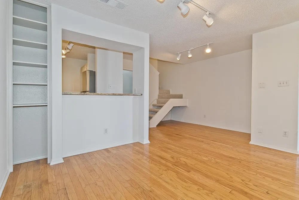 Condominium For Sale in Dallas County , 5757 E University Boulevard 27Y, Dallas, Texas 75206, 1 Bedroom, 2 Bathroom, Garage spaces, 768 Sqft, built in 1983, mls#21384372, Real Estate Agent in Dallas, Homes For Sale in Dallas county, Homes For Sale in Dallas, Realtor in Dallas Texas, Real Estate Brokerage Independent Realty Texas, Luminita Cordes Realtor