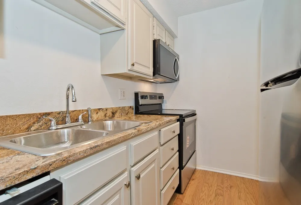 Condominium For Sale in Dallas County , 5757 E University Boulevard 27Y, Dallas, Texas 75206, 1 Bedroom, 2 Bathroom, Garage spaces, 768 Sqft, built in 1983, mls#21384372, Real Estate Agent in Dallas, Homes For Sale in Dallas county, Homes For Sale in Dallas, Realtor in Dallas Texas, Real Estate Brokerage Independent Realty Texas, Luminita Cordes Realtor