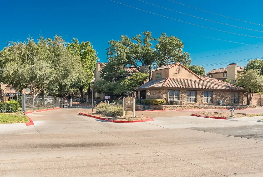 Condominium For Sale in Dallas County , 5757 E University Boulevard 27Y, Dallas, Texas 75206, 1 Bedroom, 2 Bathroom, Garage spaces, 768 Sqft, built in 1983, mls#21384372, Real Estate Agent in Dallas, Homes For Sale in Dallas county, Homes For Sale in Dallas, Realtor in Dallas Texas, Real Estate Brokerage Independent Realty Texas, Luminita Cordes Realtor