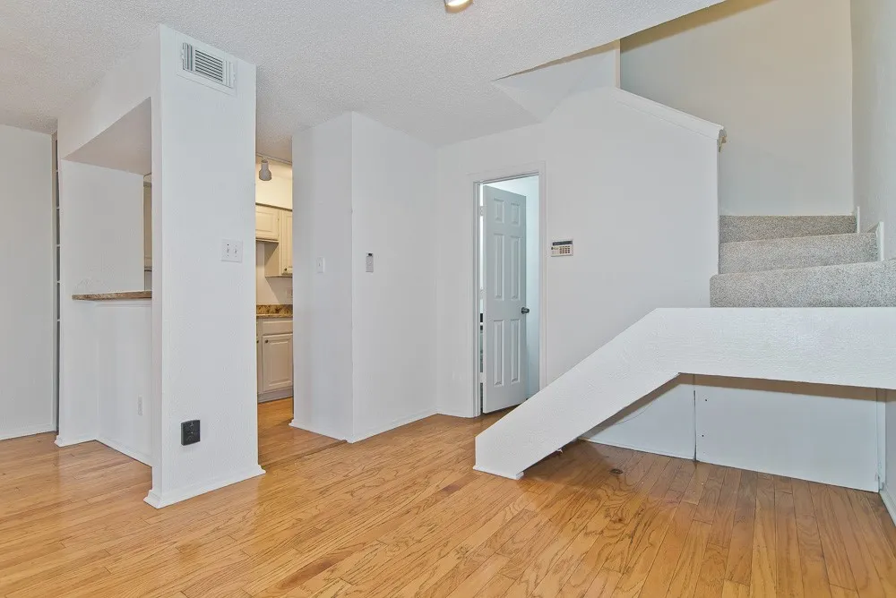Condominium For Sale in Dallas County , 5757 E University Boulevard 27Y, Dallas, Texas 75206, 1 Bedroom, 2 Bathroom, Garage spaces, 768 Sqft, built in 1983, mls#21384372, Real Estate Agent in Dallas, Homes For Sale in Dallas county, Homes For Sale in Dallas, Realtor in Dallas Texas, Real Estate Brokerage Independent Realty Texas, Luminita Cordes Realtor