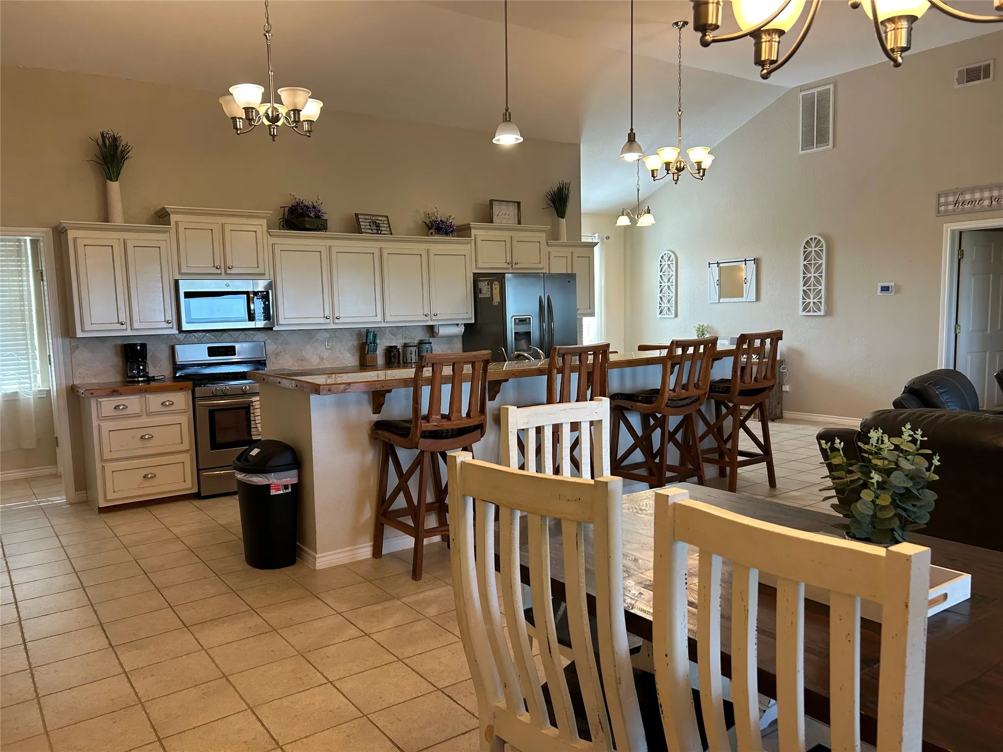 Single Family Residence For Sale in Hill County , 192 Fm 1713, Whitney, Texas 76692, 5 Bedroom, 3 Bathroom, 2 Garage spaces, 2,970 Sqft, built in 2004, mls#21384371, Real Estate Agent in Whitney, Homes For Sale in Hill county, Homes For Sale in Whitney, Realtor in Whitney Texas, Real Estate Brokerage Independent Realty Texas, Luminita Cordes Realtor