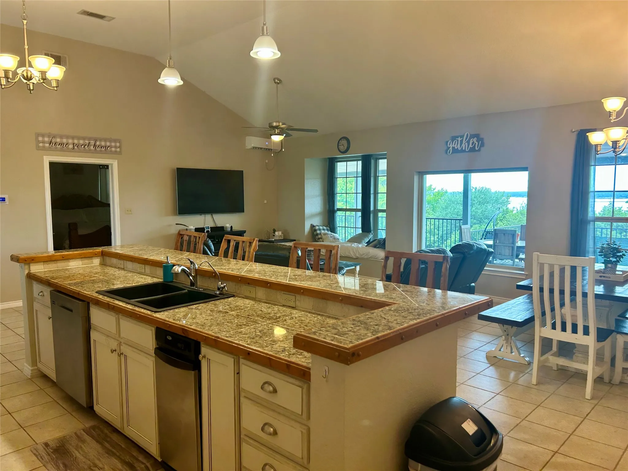 Single Family Residence For Sale in Hill County , 192 Fm 1713, Whitney, Texas 76692, 5 Bedroom, 3 Bathroom, 2 Garage spaces, 2,970 Sqft, built in 2004, mls#21384371, Real Estate Agent in Whitney, Homes For Sale in Hill county, Homes For Sale in Whitney, Realtor in Whitney Texas, Real Estate Brokerage Independent Realty Texas, Luminita Cordes Realtor