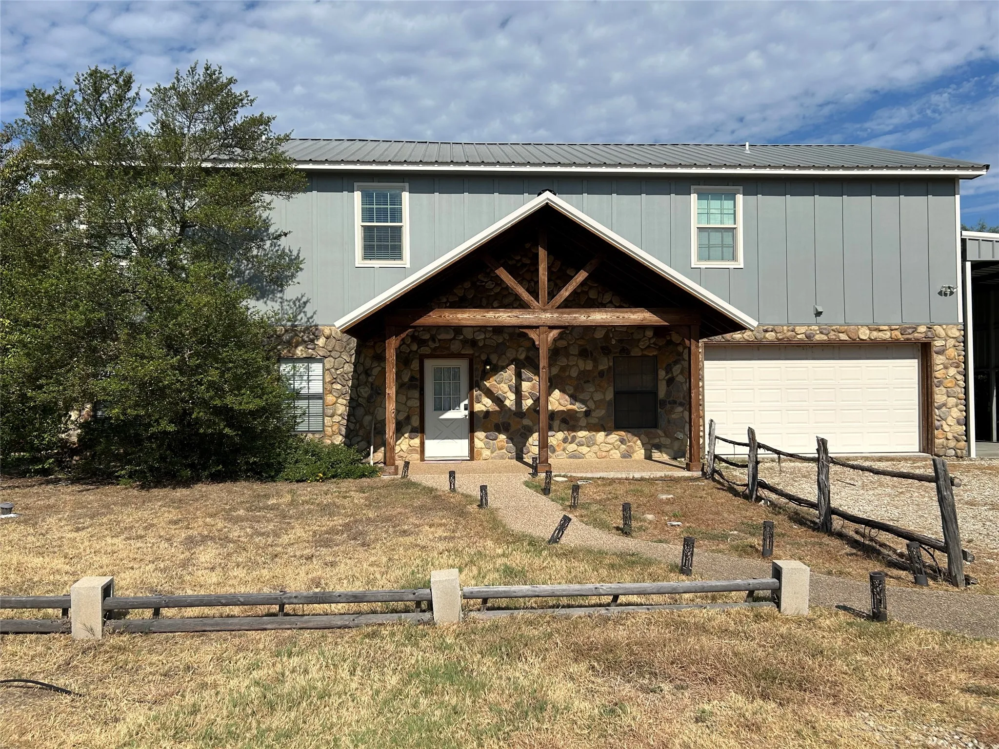 Single Family Residence For Sale in Hill County , 192 Fm 1713, Whitney, Texas 76692, 5 Bedroom, 3 Bathroom, 2 Garage spaces, 2,970 Sqft, built in 2004, mls#21384371, Real Estate Agent in Whitney, Homes For Sale in Hill county, Homes For Sale in Whitney, Realtor in Whitney Texas, Real Estate Brokerage Independent Realty Texas, Luminita Cordes Realtor