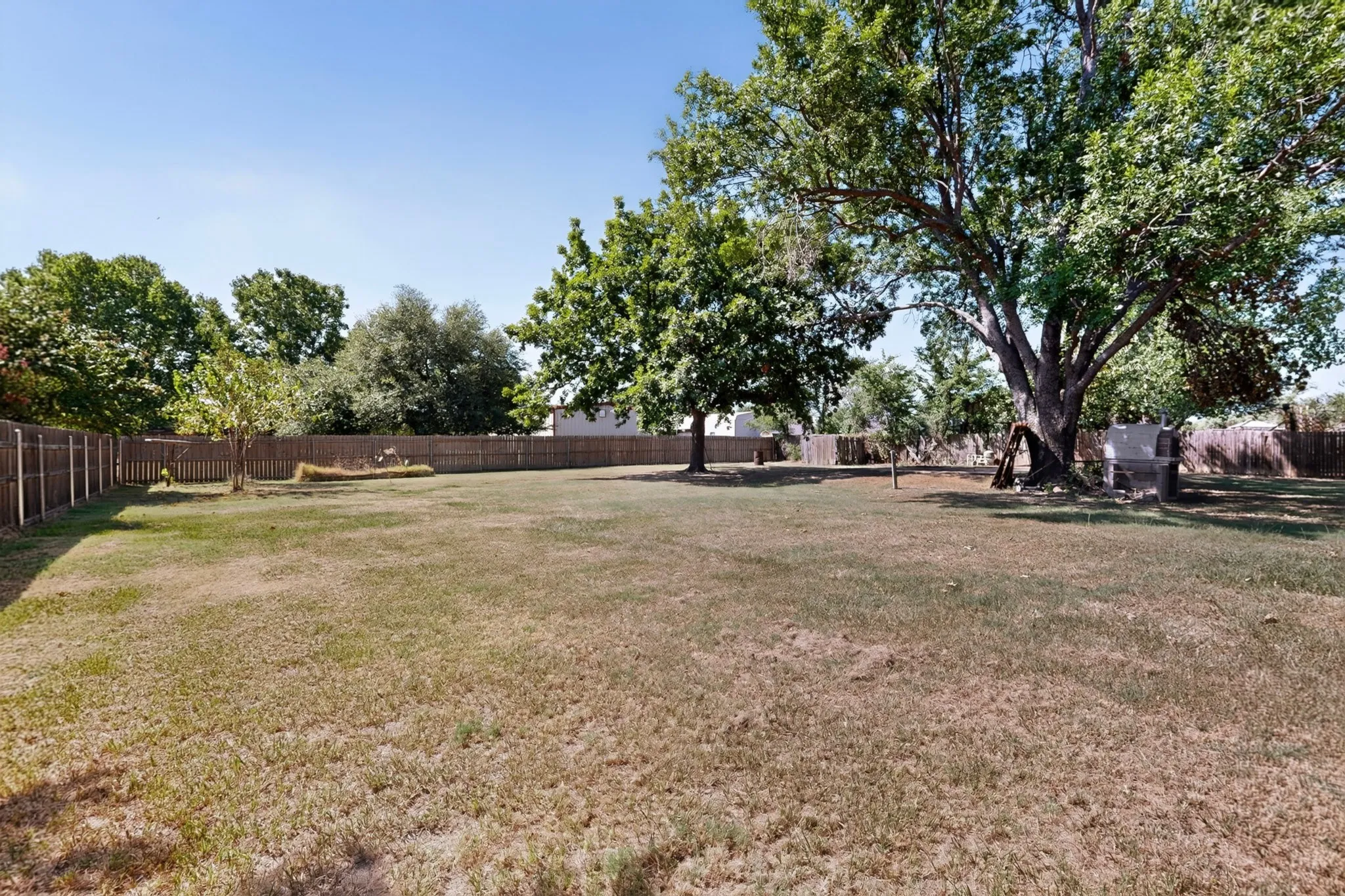 Single Family Residence For Sale in Hood County , 613 Overhill Road, Granbury, Texas 76048, 3 Bedroom, 2 Bathroom, 2 Garage spaces, 1,535 Sqft, built in 1988, mls#21383076, Real Estate Agent in Granbury, Homes For Sale in Hood county, Homes For Sale in Granbury, Realtor in Granbury Texas, Real Estate Brokerage Independent Realty Texas, Luminita Cordes Realtor