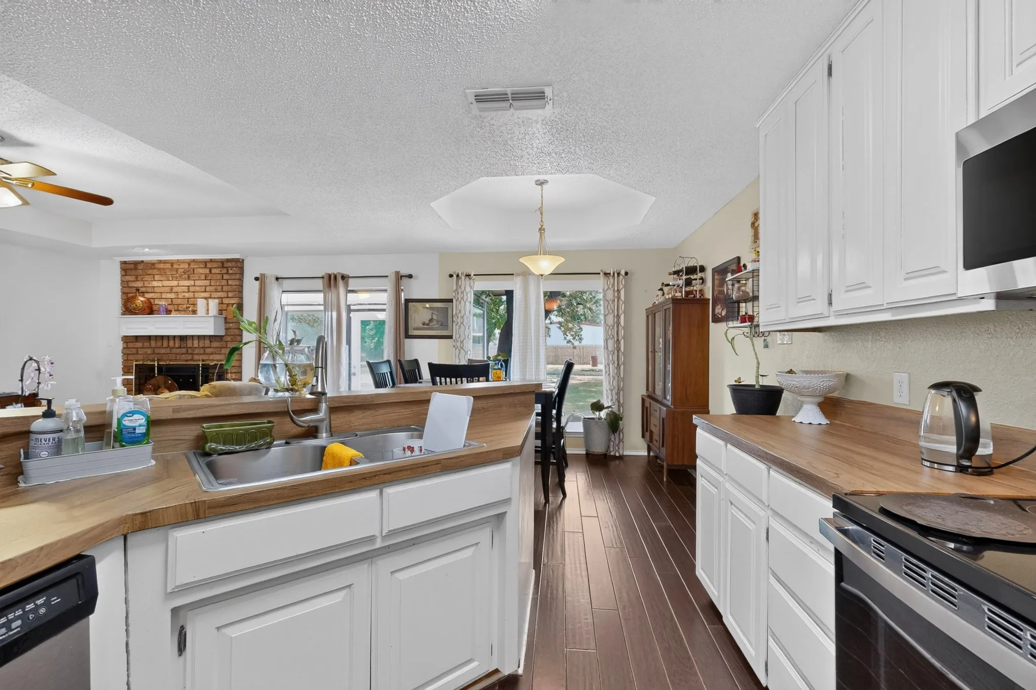 Single Family Residence For Sale in Hood County , 613 Overhill Road, Granbury, Texas 76048, 3 Bedroom, 2 Bathroom, 2 Garage spaces, 1,535 Sqft, built in 1988, mls#21383076, Real Estate Agent in Granbury, Homes For Sale in Hood county, Homes For Sale in Granbury, Realtor in Granbury Texas, Real Estate Brokerage Independent Realty Texas, Luminita Cordes Realtor