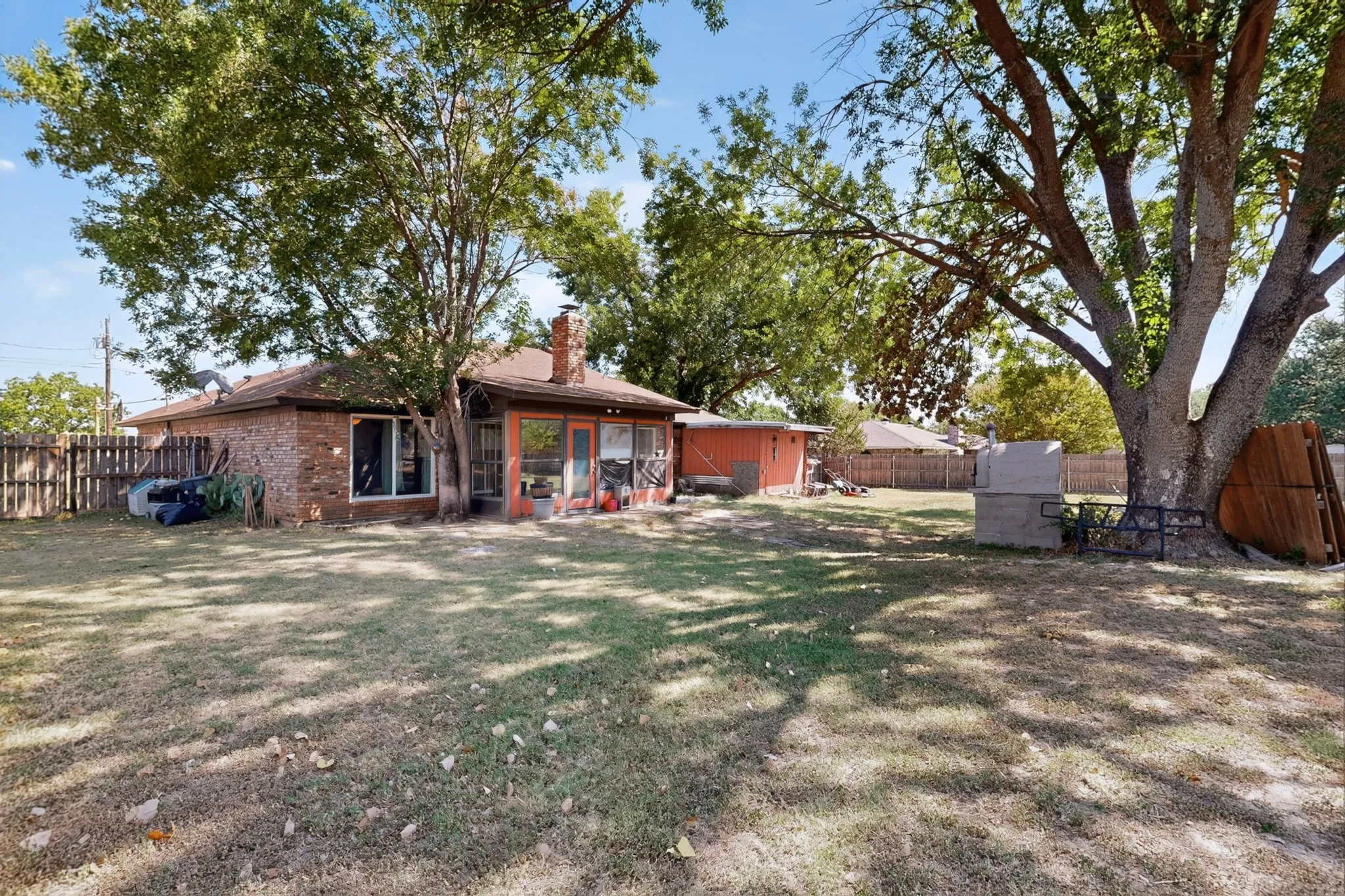 Single Family Residence For Sale in Hood County , 613 Overhill Road, Granbury, Texas 76048, 3 Bedroom, 2 Bathroom, 2 Garage spaces, 1,535 Sqft, built in 1988, mls#21383076, Real Estate Agent in Granbury, Homes For Sale in Hood county, Homes For Sale in Granbury, Realtor in Granbury Texas, Real Estate Brokerage Independent Realty Texas, Luminita Cordes Realtor