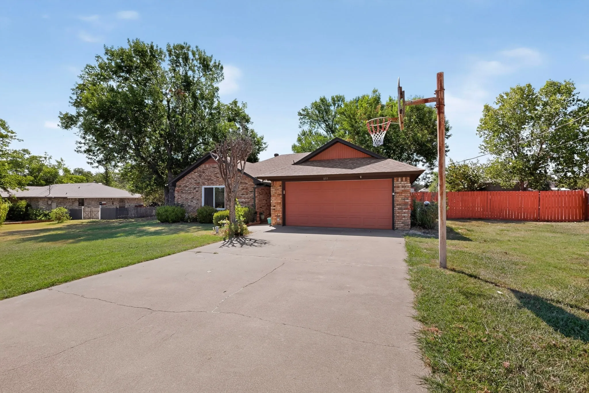 Single Family Residence For Sale in Hood County , 613 Overhill Road, Granbury, Texas 76048, 3 Bedroom, 2 Bathroom, 2 Garage spaces, 1,535 Sqft, built in 1988, mls#21383076, Real Estate Agent in Granbury, Homes For Sale in Hood county, Homes For Sale in Granbury, Realtor in Granbury Texas, Real Estate Brokerage Independent Realty Texas, Luminita Cordes Realtor