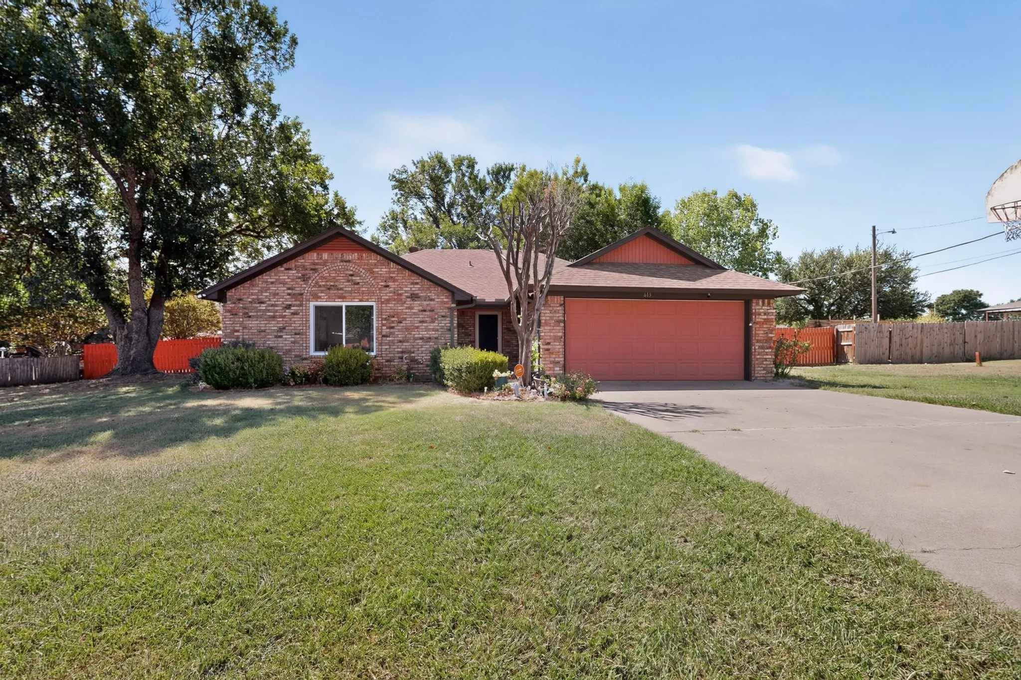 Single Family Residence For Sale in Hood County , 613 Overhill Road, Granbury, Texas 76048, 3 Bedroom, 2 Bathroom, 2 Garage spaces, 1,535 Sqft, built in 1988, mls#21383076, Real Estate Agent in Granbury, Homes For Sale in Hood county, Homes For Sale in Granbury, Realtor in Granbury Texas, Real Estate Brokerage Independent Realty Texas, Luminita Cordes Realtor