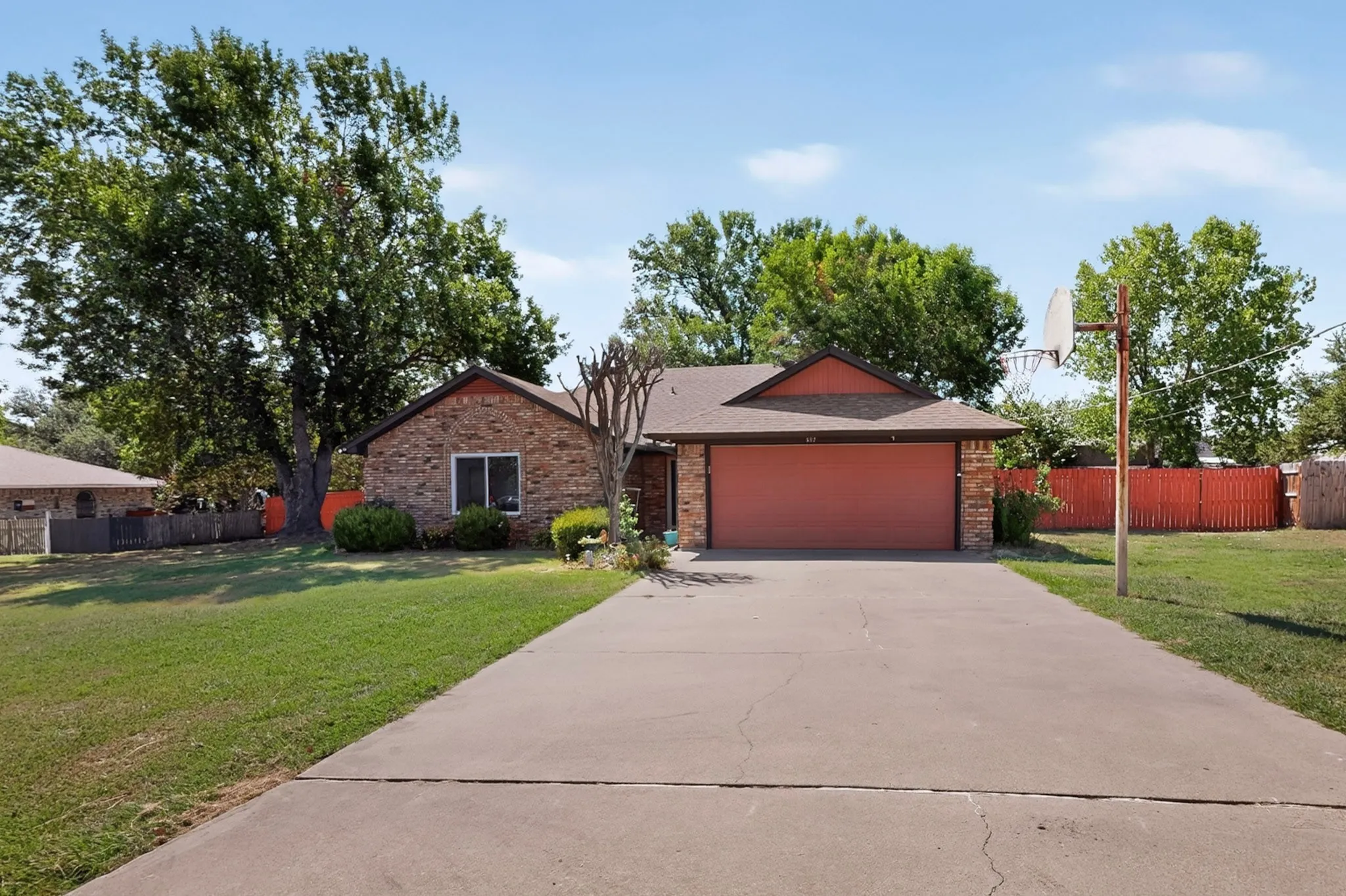 Single Family Residence For Sale in Hood County , 613 Overhill Road, Granbury, Texas 76048, 3 Bedroom, 2 Bathroom, 2 Garage spaces, 1,535 Sqft, built in 1988, mls#21383076, Real Estate Agent in Granbury, Homes For Sale in Hood county, Homes For Sale in Granbury, Realtor in Granbury Texas, Real Estate Brokerage Independent Realty Texas, Luminita Cordes Realtor