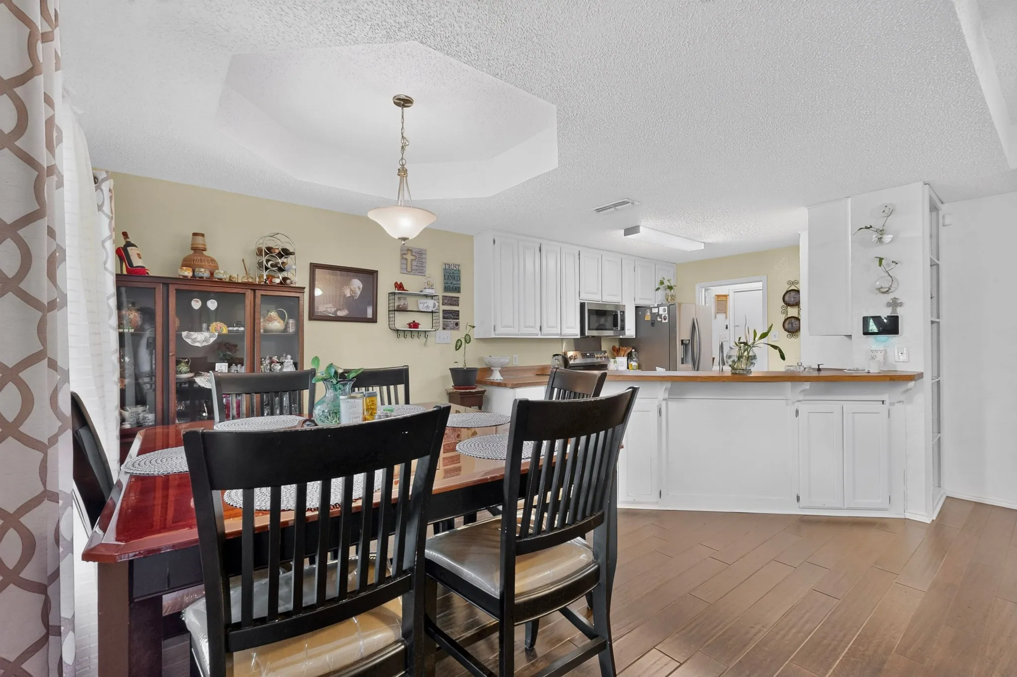 Single Family Residence For Sale in Hood County , 613 Overhill Road, Granbury, Texas 76048, 3 Bedroom, 2 Bathroom, 2 Garage spaces, 1,535 Sqft, built in 1988, mls#21383076, Real Estate Agent in Granbury, Homes For Sale in Hood county, Homes For Sale in Granbury, Realtor in Granbury Texas, Real Estate Brokerage Independent Realty Texas, Luminita Cordes Realtor