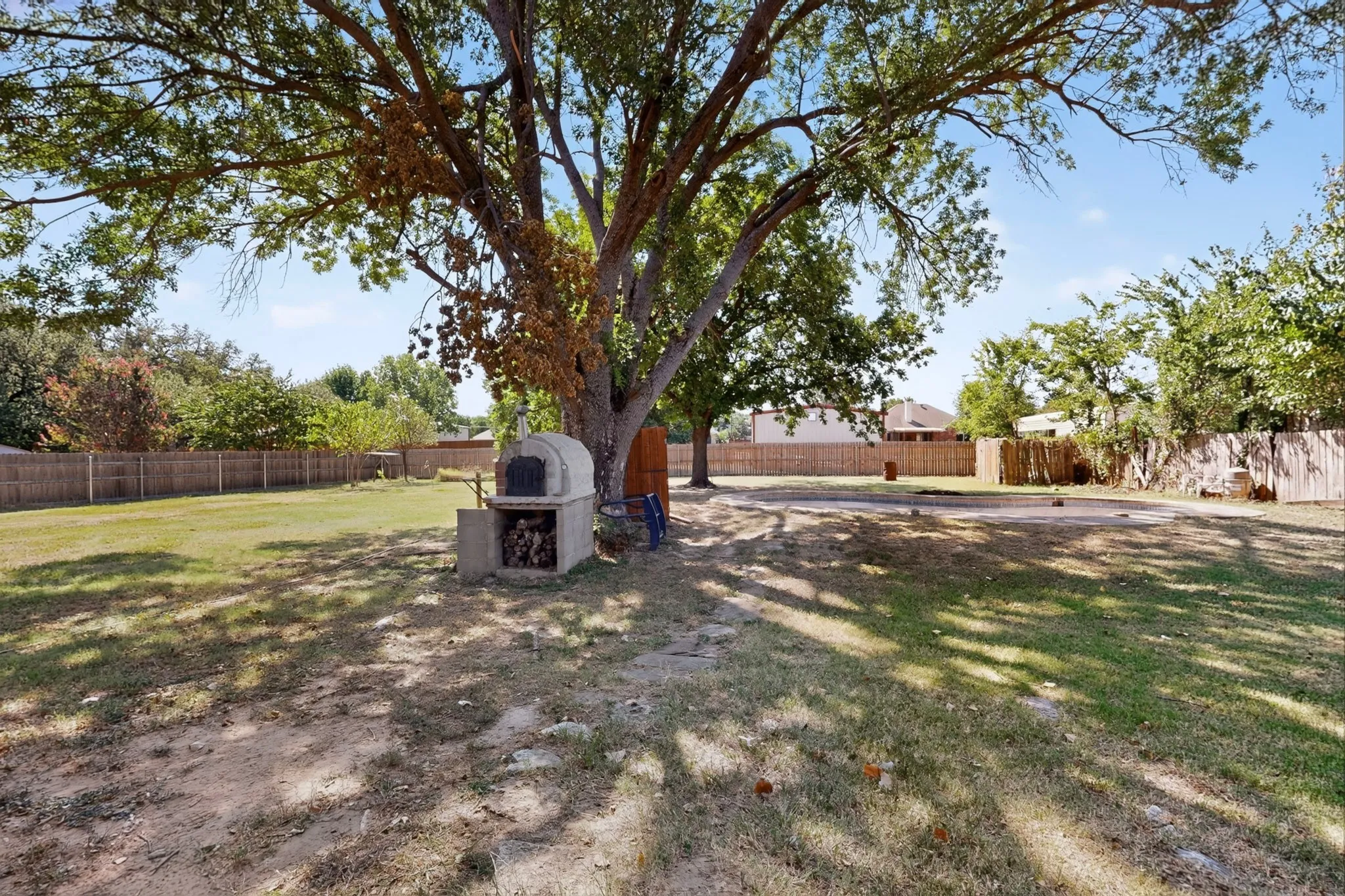 Single Family Residence For Sale in Hood County , 613 Overhill Road, Granbury, Texas 76048, 3 Bedroom, 2 Bathroom, 2 Garage spaces, 1,535 Sqft, built in 1988, mls#21383076, Real Estate Agent in Granbury, Homes For Sale in Hood county, Homes For Sale in Granbury, Realtor in Granbury Texas, Real Estate Brokerage Independent Realty Texas, Luminita Cordes Realtor
