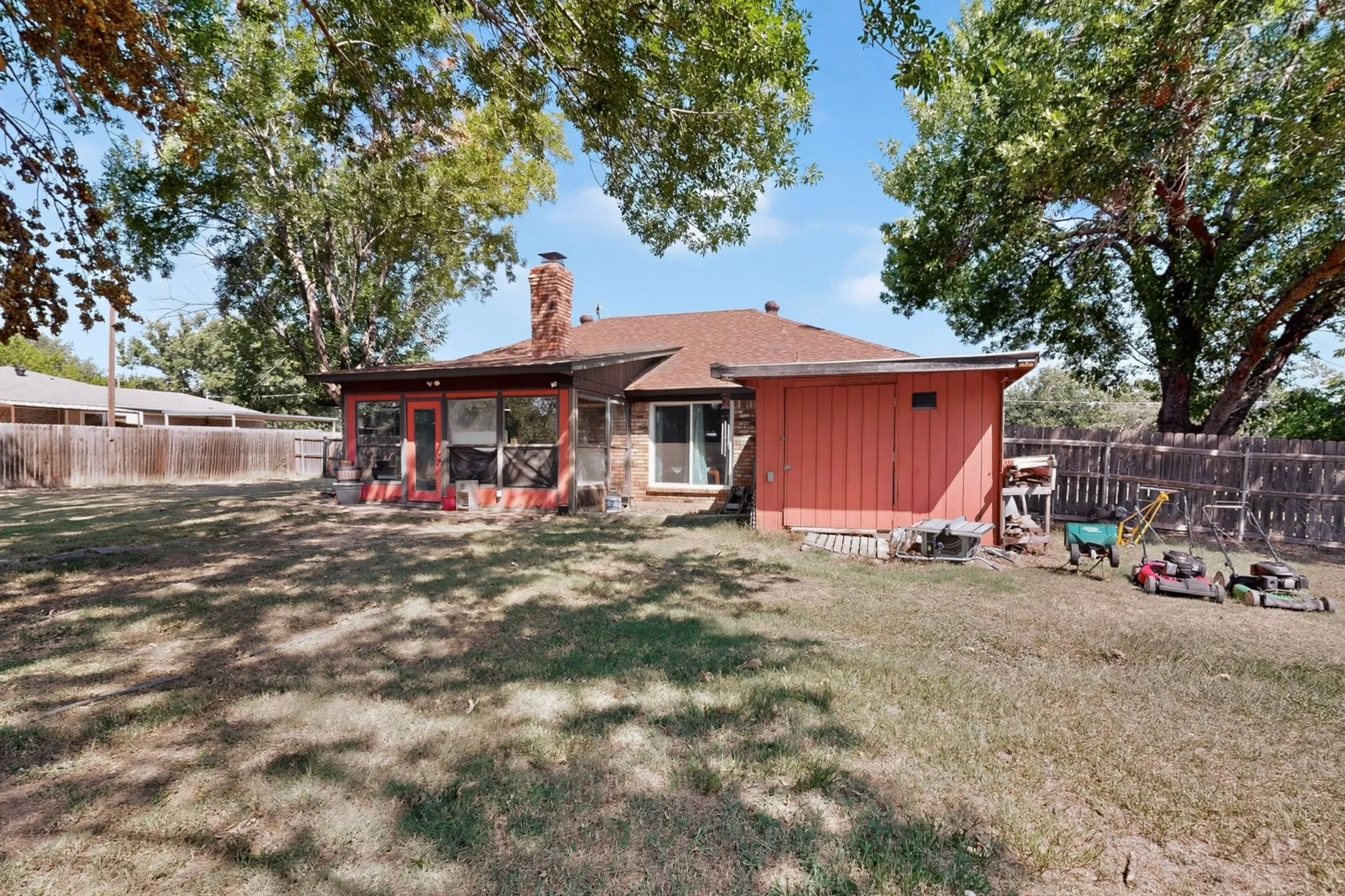 Single Family Residence For Sale in Hood County , 613 Overhill Road, Granbury, Texas 76048, 3 Bedroom, 2 Bathroom, 2 Garage spaces, 1,535 Sqft, built in 1988, mls#21383076, Real Estate Agent in Granbury, Homes For Sale in Hood county, Homes For Sale in Granbury, Realtor in Granbury Texas, Real Estate Brokerage Independent Realty Texas, Luminita Cordes Realtor