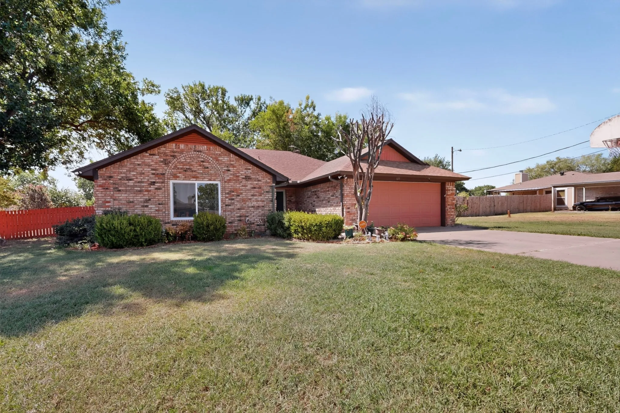 Single Family Residence For Sale in Hood County , 613 Overhill Road, Granbury, Texas 76048, 3 Bedroom, 2 Bathroom, 2 Garage spaces, 1,535 Sqft, built in 1988, mls#21383076, Real Estate Agent in Granbury, Homes For Sale in Hood county, Homes For Sale in Granbury, Realtor in Granbury Texas, Real Estate Brokerage Independent Realty Texas, Luminita Cordes Realtor
