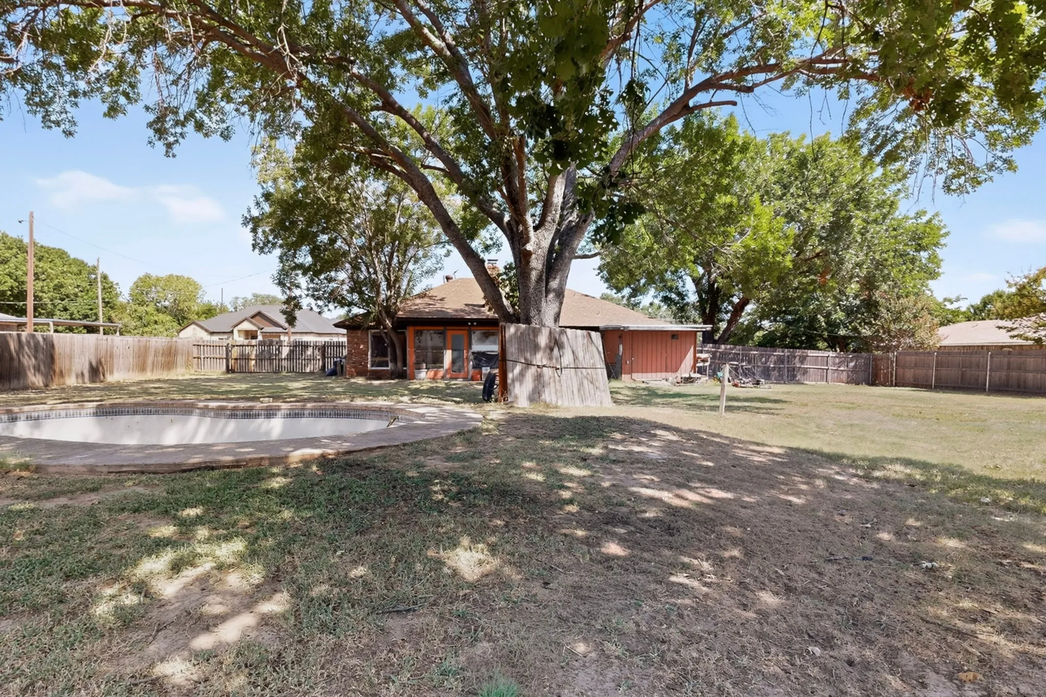 Single Family Residence For Sale in Hood County , 613 Overhill Road, Granbury, Texas 76048, 3 Bedroom, 2 Bathroom, 2 Garage spaces, 1,535 Sqft, built in 1988, mls#21383076, Real Estate Agent in Granbury, Homes For Sale in Hood county, Homes For Sale in Granbury, Realtor in Granbury Texas, Real Estate Brokerage Independent Realty Texas, Luminita Cordes Realtor