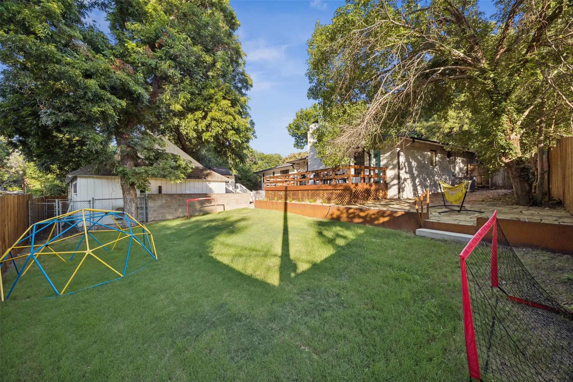 Single Family Residence For Sale in Dallas County , 1657 Nob Hill Road, Dallas, Texas 75208, 4 Bedroom, 2 Bathroom, 2 Garage spaces, 2,330 Sqft, built in 1954, mls#21384424, Real Estate Agent in Dallas, Homes For Sale in Dallas county, Homes For Sale in Dallas, Realtor in Dallas Texas, Real Estate Brokerage Independent Realty Texas, Luminita Cordes Realtor