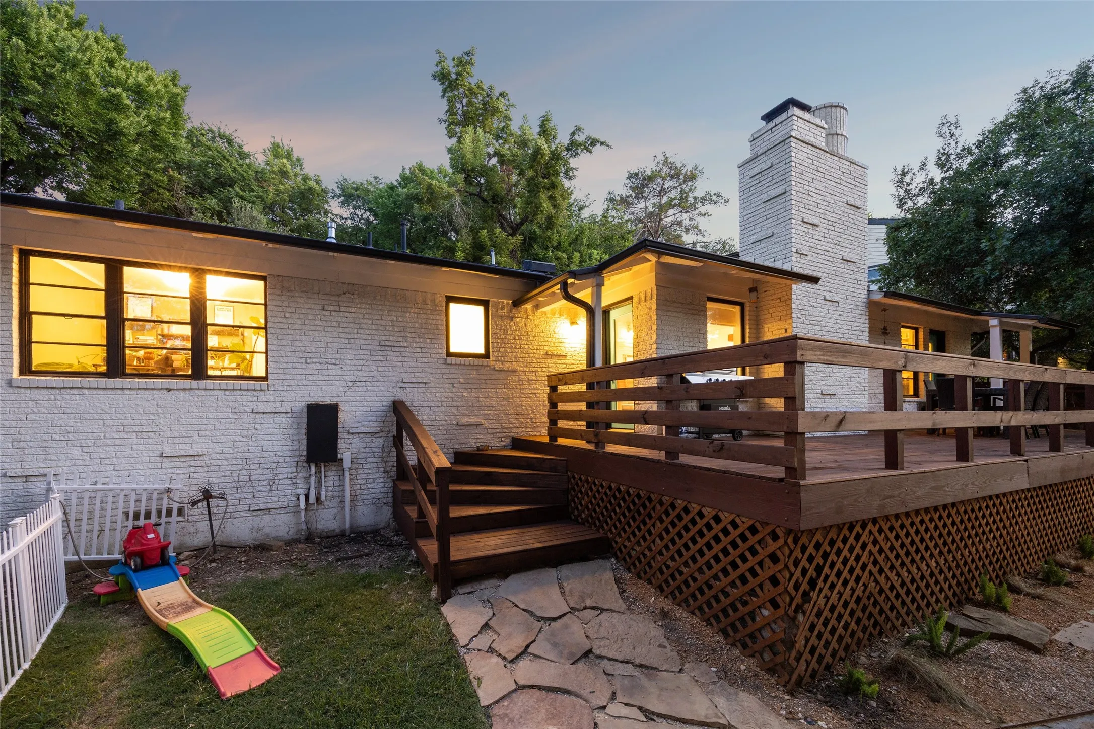 Single Family Residence For Sale in Dallas County , 1657 Nob Hill Road, Dallas, Texas 75208, 4 Bedroom, 2 Bathroom, 2 Garage spaces, 2,330 Sqft, built in 1954, mls#21384424, Real Estate Agent in Dallas, Homes For Sale in Dallas county, Homes For Sale in Dallas, Realtor in Dallas Texas, Real Estate Brokerage Independent Realty Texas, Luminita Cordes Realtor