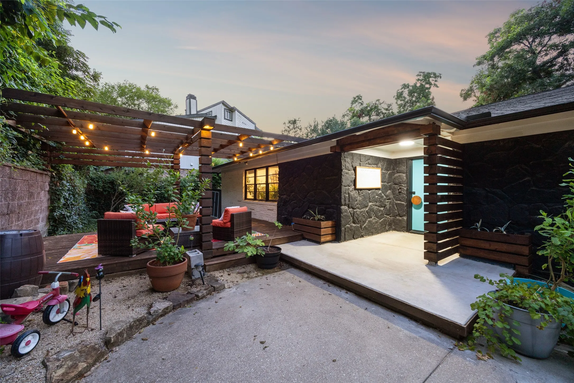 Single Family Residence For Sale in Dallas County , 1657 Nob Hill Road, Dallas, Texas 75208, 4 Bedroom, 2 Bathroom, 2 Garage spaces, 2,330 Sqft, built in 1954, mls#21384424, Real Estate Agent in Dallas, Homes For Sale in Dallas county, Homes For Sale in Dallas, Realtor in Dallas Texas, Real Estate Brokerage Independent Realty Texas, Luminita Cordes Realtor
