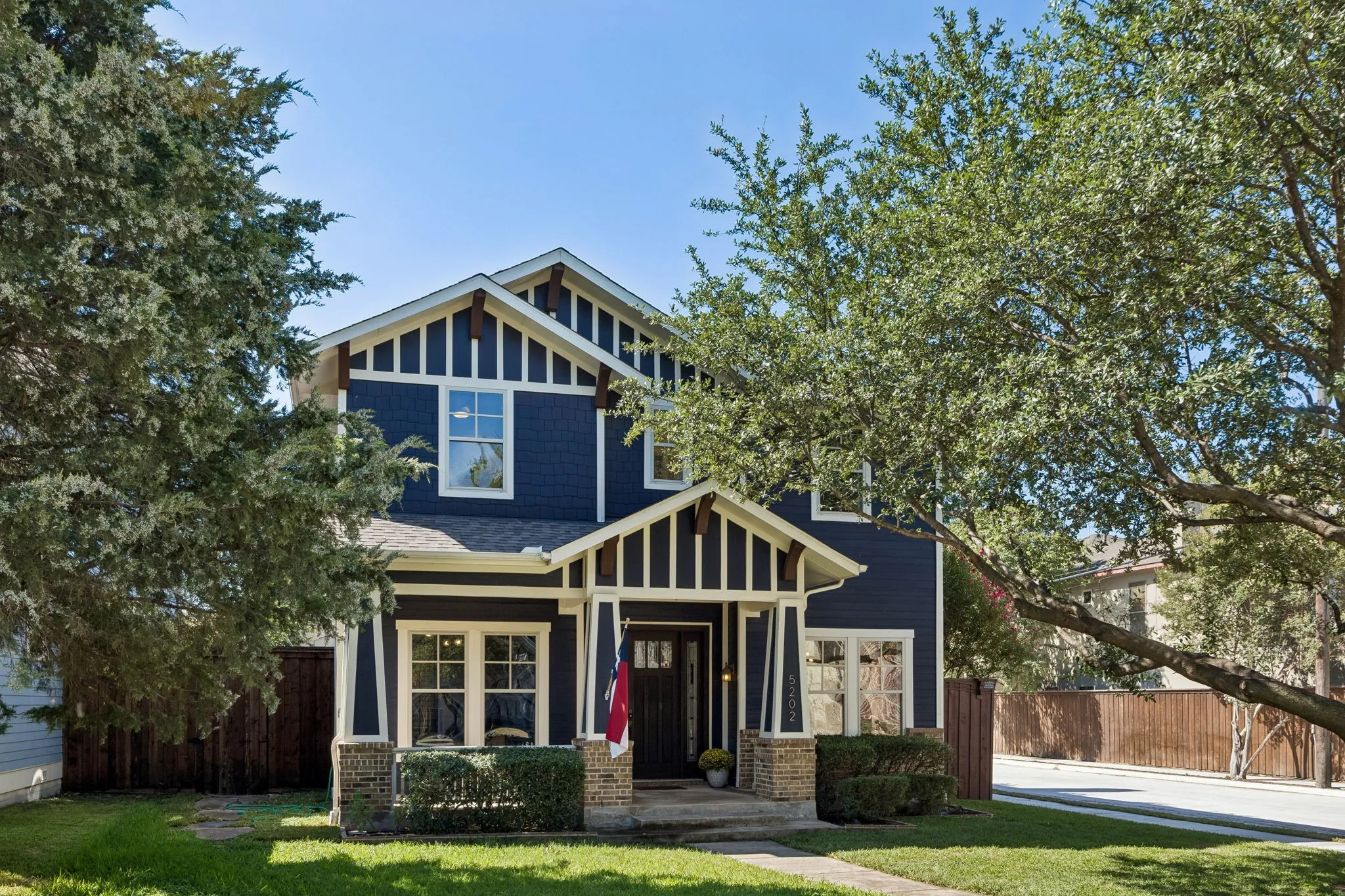 Single Family Residence For Sale in Dallas County , 5202 Miller Avenue, Dallas, Texas 75206, 3 Bedroom, 3 Bathroom, 2 Garage spaces, 2,882 Sqft, built in 2009, mls#21384051, Real Estate Agent in Dallas, Homes For Sale in Dallas county, Homes For Sale in Dallas, Realtor in Dallas Texas, Real Estate Brokerage Independent Realty Texas, Luminita Cordes Realtor