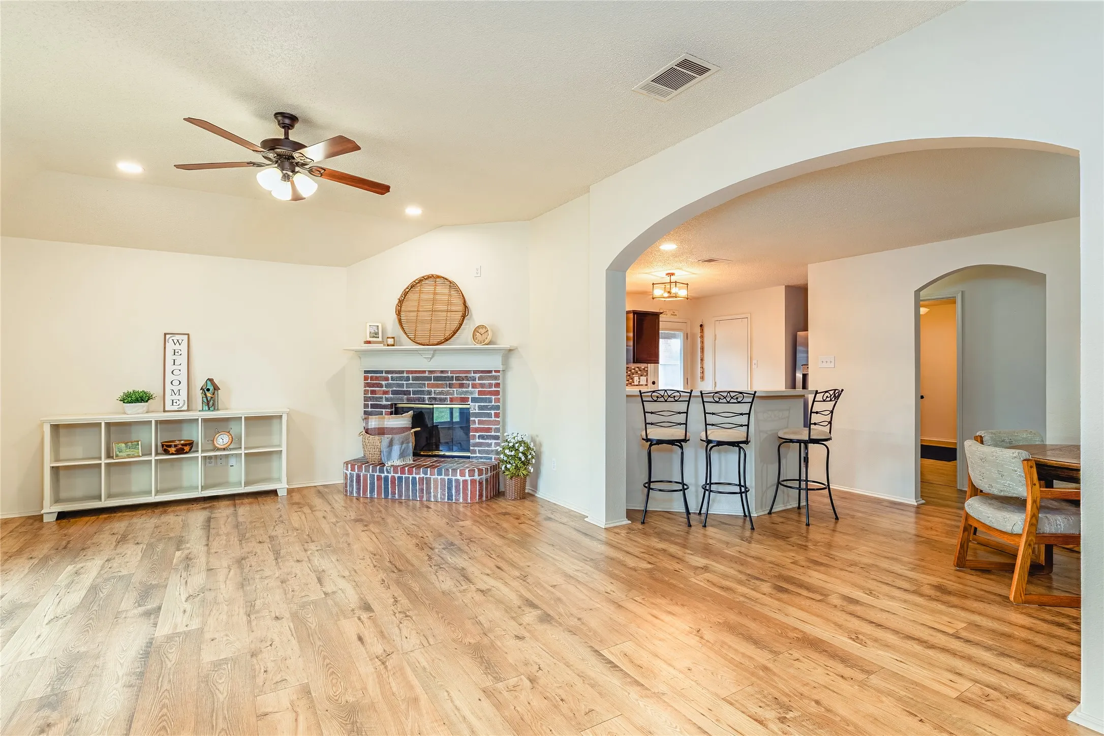 Single Family Residence For Sale in Parker County , 521 N Avenue E, Springtown, Texas 76082, 3 Bedroom, 2 Bathroom, 2 Garage spaces, 1,597 Sqft, built in 2002, mls#21384281, Real Estate Agent in Springtown, Homes For Sale in Parker county, Homes For Sale in Springtown, Realtor in Springtown Texas, Real Estate Brokerage Independent Realty Texas, Luminita Cordes Realtor