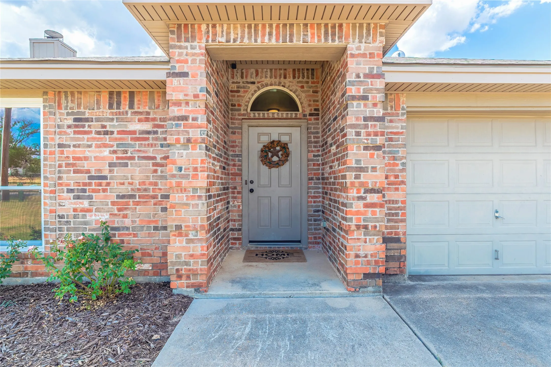 Single Family Residence For Sale in Parker County , 521 N Avenue E, Springtown, Texas 76082, 3 Bedroom, 2 Bathroom, 2 Garage spaces, 1,597 Sqft, built in 2002, mls#21384281, Real Estate Agent in Springtown, Homes For Sale in Parker county, Homes For Sale in Springtown, Realtor in Springtown Texas, Real Estate Brokerage Independent Realty Texas, Luminita Cordes Realtor