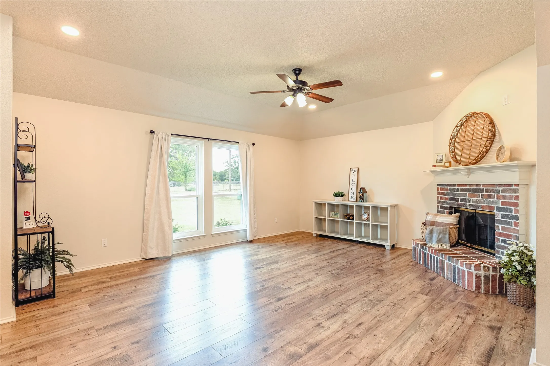 Single Family Residence For Sale in Parker County , 521 N Avenue E, Springtown, Texas 76082, 3 Bedroom, 2 Bathroom, 2 Garage spaces, 1,597 Sqft, built in 2002, mls#21384281, Real Estate Agent in Springtown, Homes For Sale in Parker county, Homes For Sale in Springtown, Realtor in Springtown Texas, Real Estate Brokerage Independent Realty Texas, Luminita Cordes Realtor