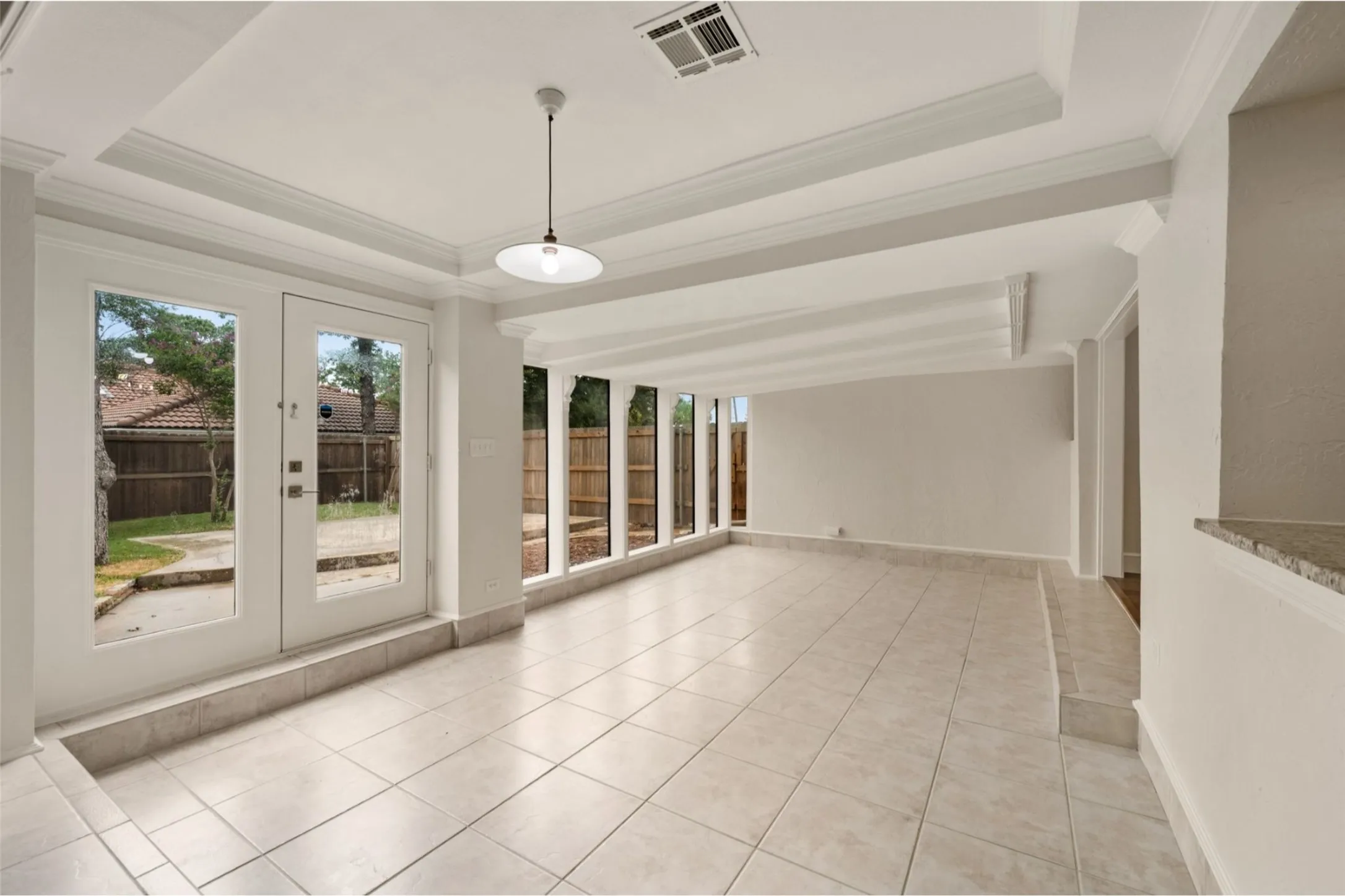 Flexible sunroom extends the living space