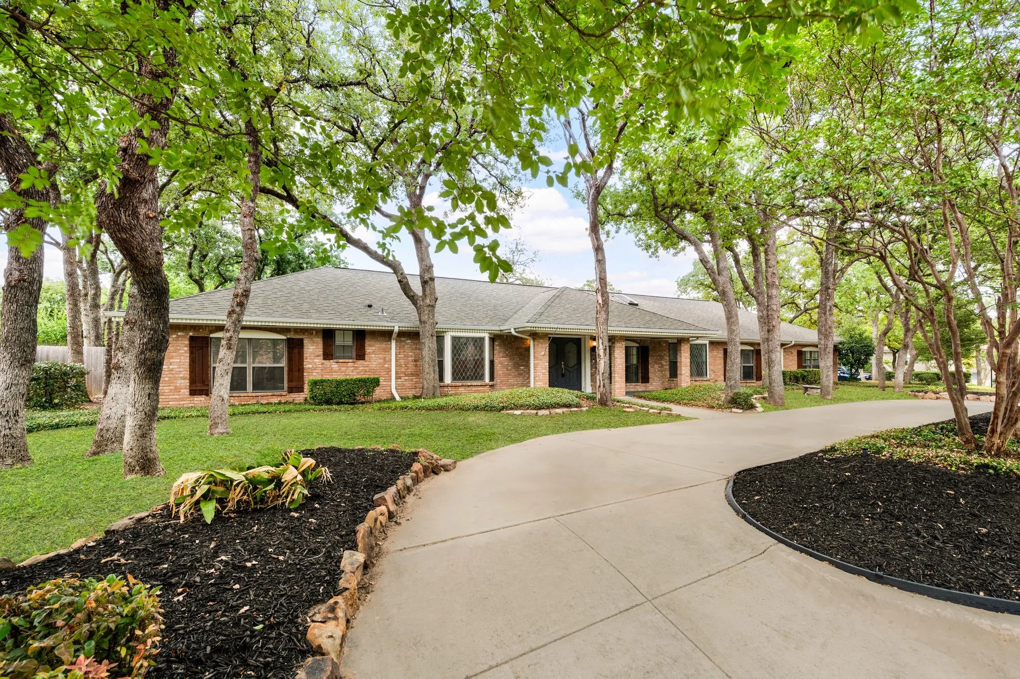 Single Family Residence For Sale in Denton County , 2 Lake Forest Drive, Trophy Club, Texas 76262, 5 Bedroom, 3 Bathroom, 2 Garage spaces, 3,460 Sqft, built in 1980, mls#21384385, Real Estate Agent in Trophy Club, Homes For Sale in Denton county, Homes For Sale in Trophy Club, Realtor in Trophy Club Texas, Real Estate Brokerage Independent Realty Texas, Luminita Cordes Realtor