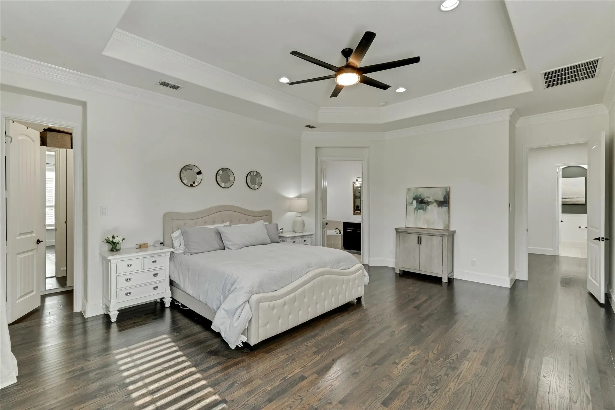Tray ceiling with recessed lighting and ceiling fan
