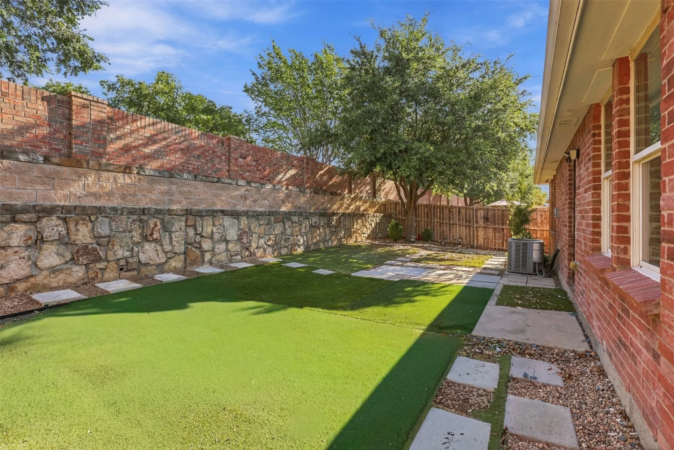 Single Family Residence For Rent in Collin County , 9582 Rosedale Drive, Frisco, Texas 75035, 4 Bedroom, 2 Bathroom, 2 Garage spaces, 2,064 Sqft, built in 2005, mls#21380481, Real Estate Agent in Frisco, Homes For Rent in Collin county, Homes For Rent in Frisco, Realtor in Frisco Texas, Real Estate Brokerage Independent Realty Texas, Luminita Cordes Realtor