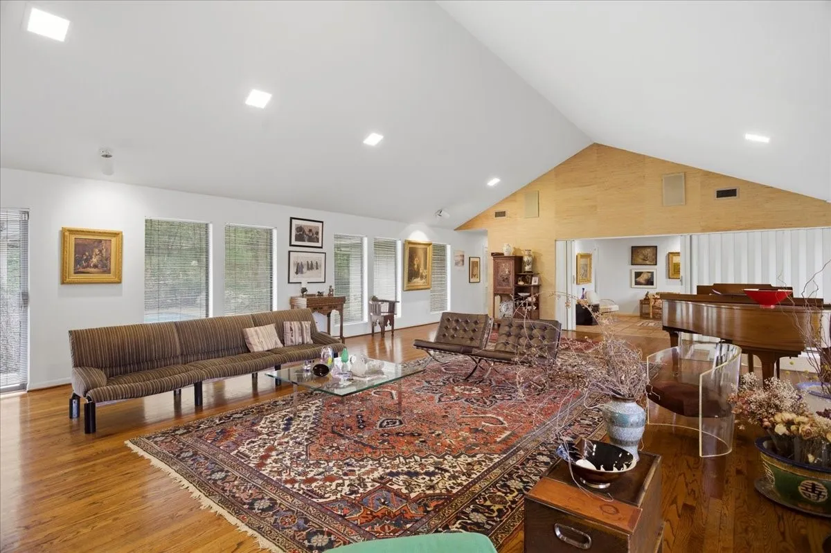 Single Family Residence For Sale in Tarrant County , 2001 Deepdale Drive, Westover Hills, Texas 76107, 3 Bedroom, 3 Bathroom, 2 Garage spaces, 3,024 Sqft, built in 1976, mls#21381645, Real Estate Agent in Westover Hills, Homes For Sale in Tarrant county, Homes For Sale in Westover Hills, Realtor in Westover Hills Texas, Real Estate Brokerage Independent Realty Texas, Luminita Cordes Realtor