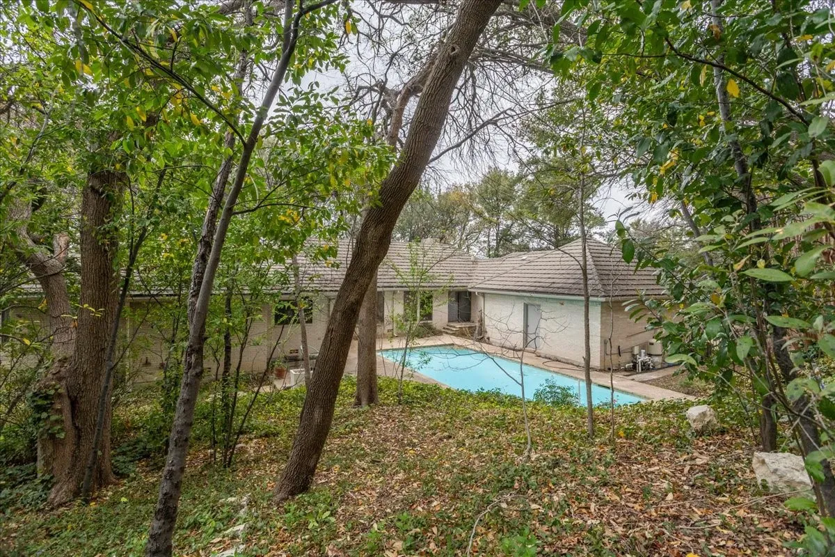 Single Family Residence For Sale in Tarrant County , 2001 Deepdale Drive, Westover Hills, Texas 76107, 3 Bedroom, 3 Bathroom, 2 Garage spaces, 3,024 Sqft, built in 1976, mls#21381645, Real Estate Agent in Westover Hills, Homes For Sale in Tarrant county, Homes For Sale in Westover Hills, Realtor in Westover Hills Texas, Real Estate Brokerage Independent Realty Texas, Luminita Cordes Realtor