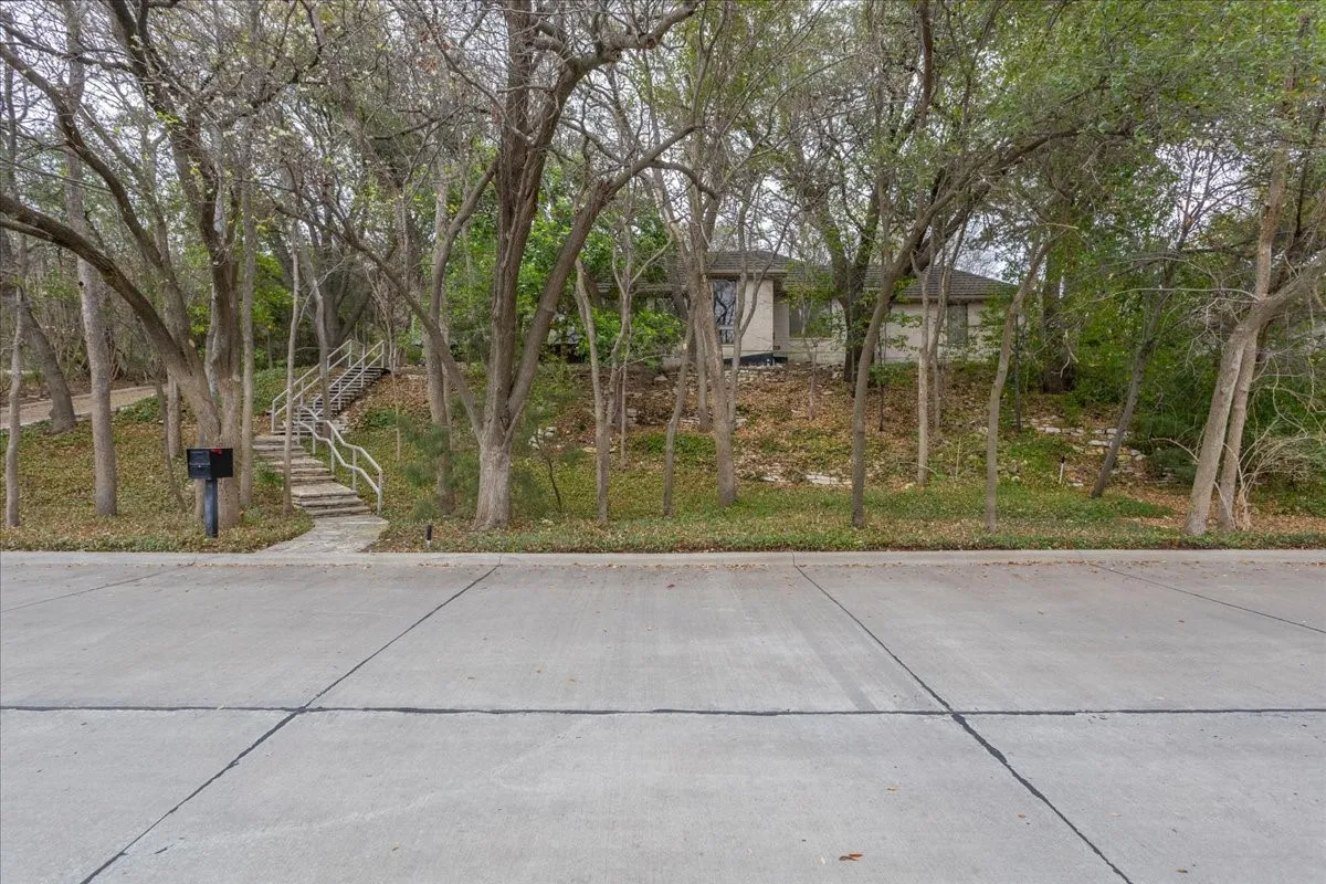 Single Family Residence For Sale in Tarrant County , 2001 Deepdale Drive, Westover Hills, Texas 76107, 3 Bedroom, 3 Bathroom, 2 Garage spaces, 3,024 Sqft, built in 1976, mls#21381645, Real Estate Agent in Westover Hills, Homes For Sale in Tarrant county, Homes For Sale in Westover Hills, Realtor in Westover Hills Texas, Real Estate Brokerage Independent Realty Texas, Luminita Cordes Realtor