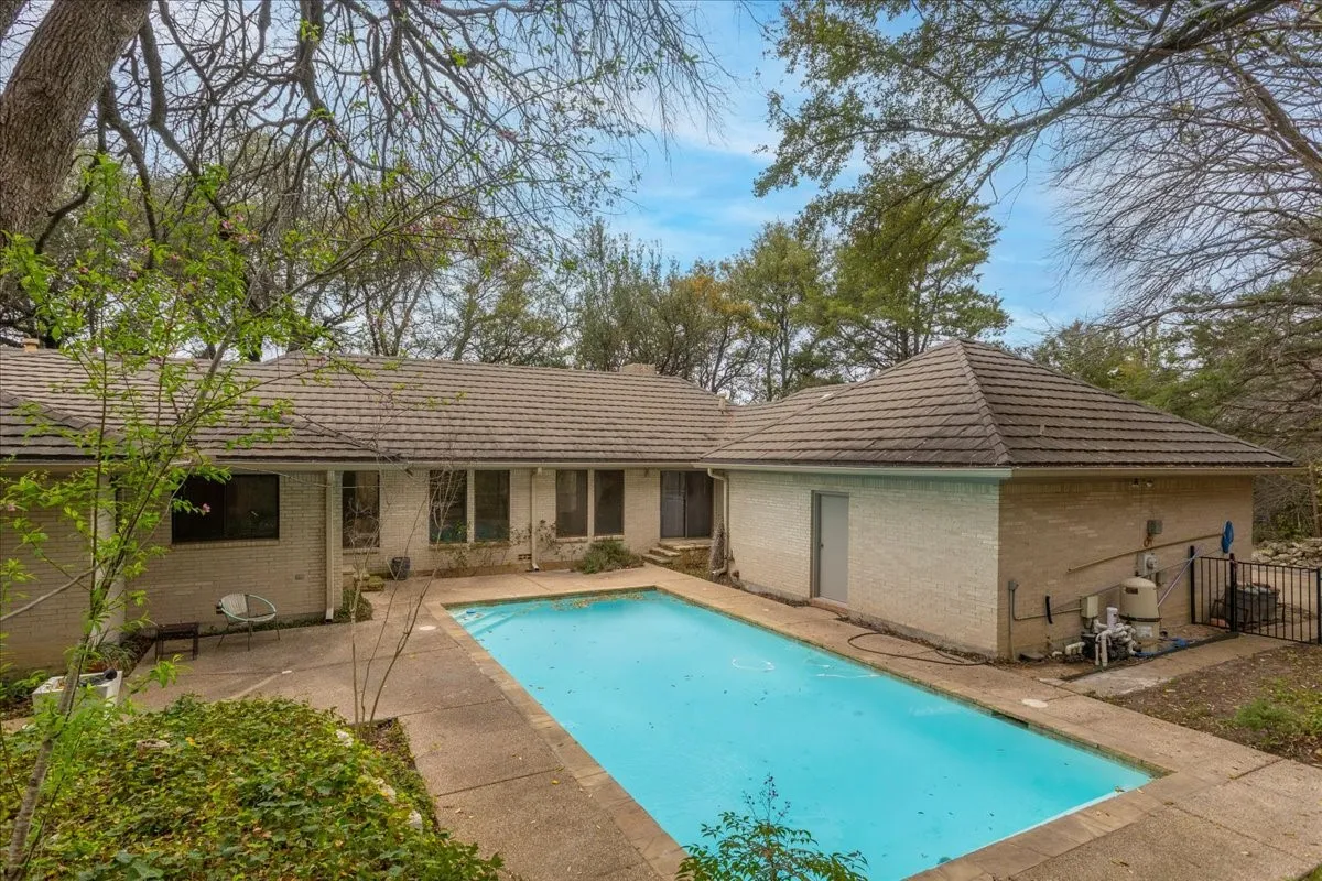 Single Family Residence For Sale in Tarrant County , 2001 Deepdale Drive, Westover Hills, Texas 76107, 3 Bedroom, 3 Bathroom, 2 Garage spaces, 3,024 Sqft, built in 1976, mls#21381645, Real Estate Agent in Westover Hills, Homes For Sale in Tarrant county, Homes For Sale in Westover Hills, Realtor in Westover Hills Texas, Real Estate Brokerage Independent Realty Texas, Luminita Cordes Realtor