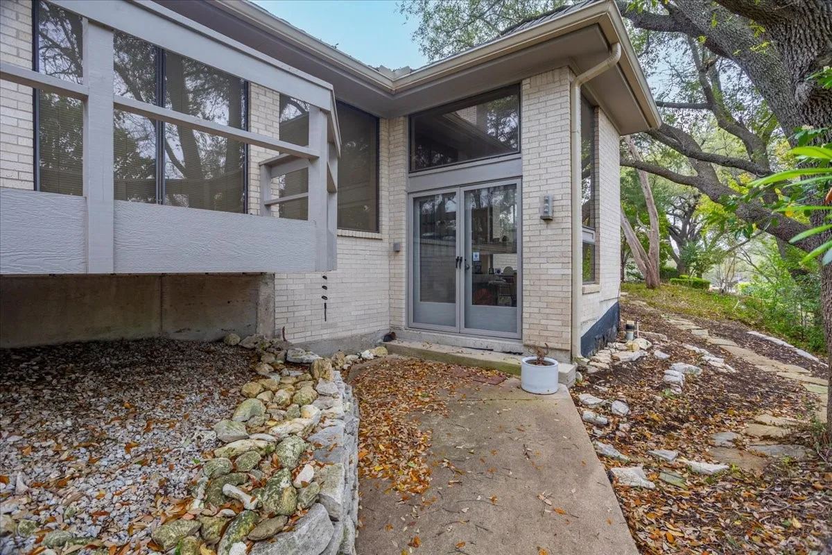 Single Family Residence For Sale in Tarrant County , 2001 Deepdale Drive, Westover Hills, Texas 76107, 3 Bedroom, 3 Bathroom, 2 Garage spaces, 3,024 Sqft, built in 1976, mls#21381645, Real Estate Agent in Westover Hills, Homes For Sale in Tarrant county, Homes For Sale in Westover Hills, Realtor in Westover Hills Texas, Real Estate Brokerage Independent Realty Texas, Luminita Cordes Realtor