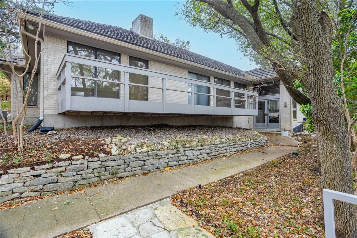 Single Family Residence For Sale in Tarrant County , 2001 Deepdale Drive, Westover Hills, Texas 76107, 3 Bedroom, 3 Bathroom, 2 Garage spaces, 3,024 Sqft, built in 1976, mls#21381645, Real Estate Agent in Westover Hills, Homes For Sale in Tarrant county, Homes For Sale in Westover Hills, Realtor in Westover Hills Texas, Real Estate Brokerage Independent Realty Texas, Luminita Cordes Realtor