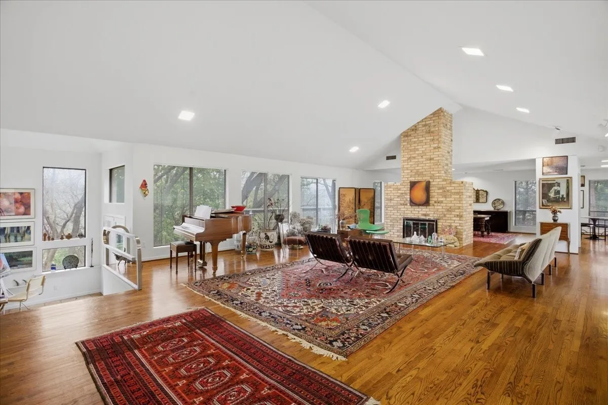 Single Family Residence For Sale in Tarrant County , 2001 Deepdale Drive, Westover Hills, Texas 76107, 3 Bedroom, 3 Bathroom, 2 Garage spaces, 3,024 Sqft, built in 1976, mls#21381645, Real Estate Agent in Westover Hills, Homes For Sale in Tarrant county, Homes For Sale in Westover Hills, Realtor in Westover Hills Texas, Real Estate Brokerage Independent Realty Texas, Luminita Cordes Realtor