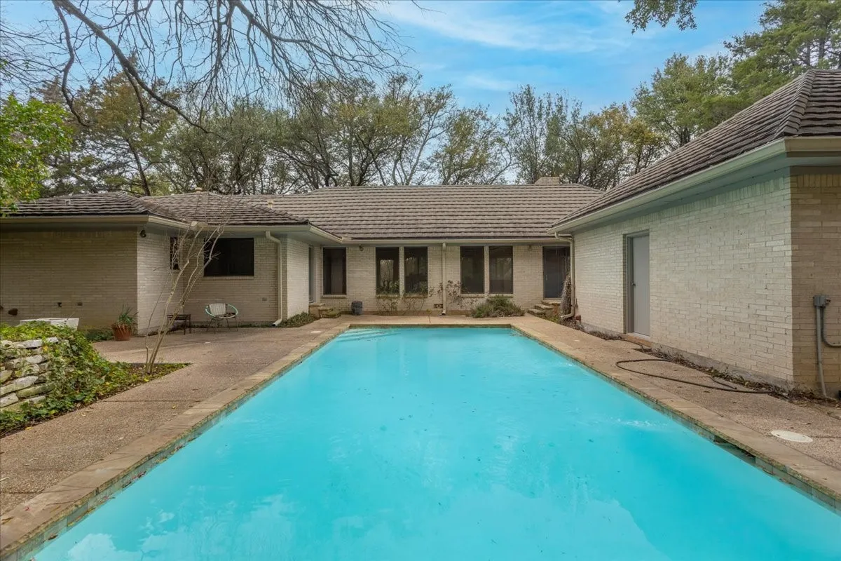 Single Family Residence For Sale in Tarrant County , 2001 Deepdale Drive, Westover Hills, Texas 76107, 3 Bedroom, 3 Bathroom, 2 Garage spaces, 3,024 Sqft, built in 1976, mls#21381645, Real Estate Agent in Westover Hills, Homes For Sale in Tarrant county, Homes For Sale in Westover Hills, Realtor in Westover Hills Texas, Real Estate Brokerage Independent Realty Texas, Luminita Cordes Realtor