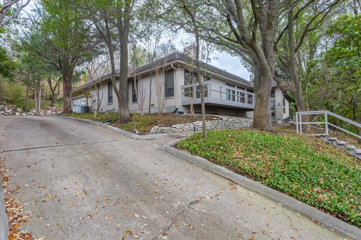 Single Family Residence For Sale in Tarrant County , 2001 Deepdale Drive, Westover Hills, Texas 76107, 3 Bedroom, 3 Bathroom, 2 Garage spaces, 3,024 Sqft, built in 1976, mls#21381645, Real Estate Agent in Westover Hills, Homes For Sale in Tarrant county, Homes For Sale in Westover Hills, Realtor in Westover Hills Texas, Real Estate Brokerage Independent Realty Texas, Luminita Cordes Realtor
